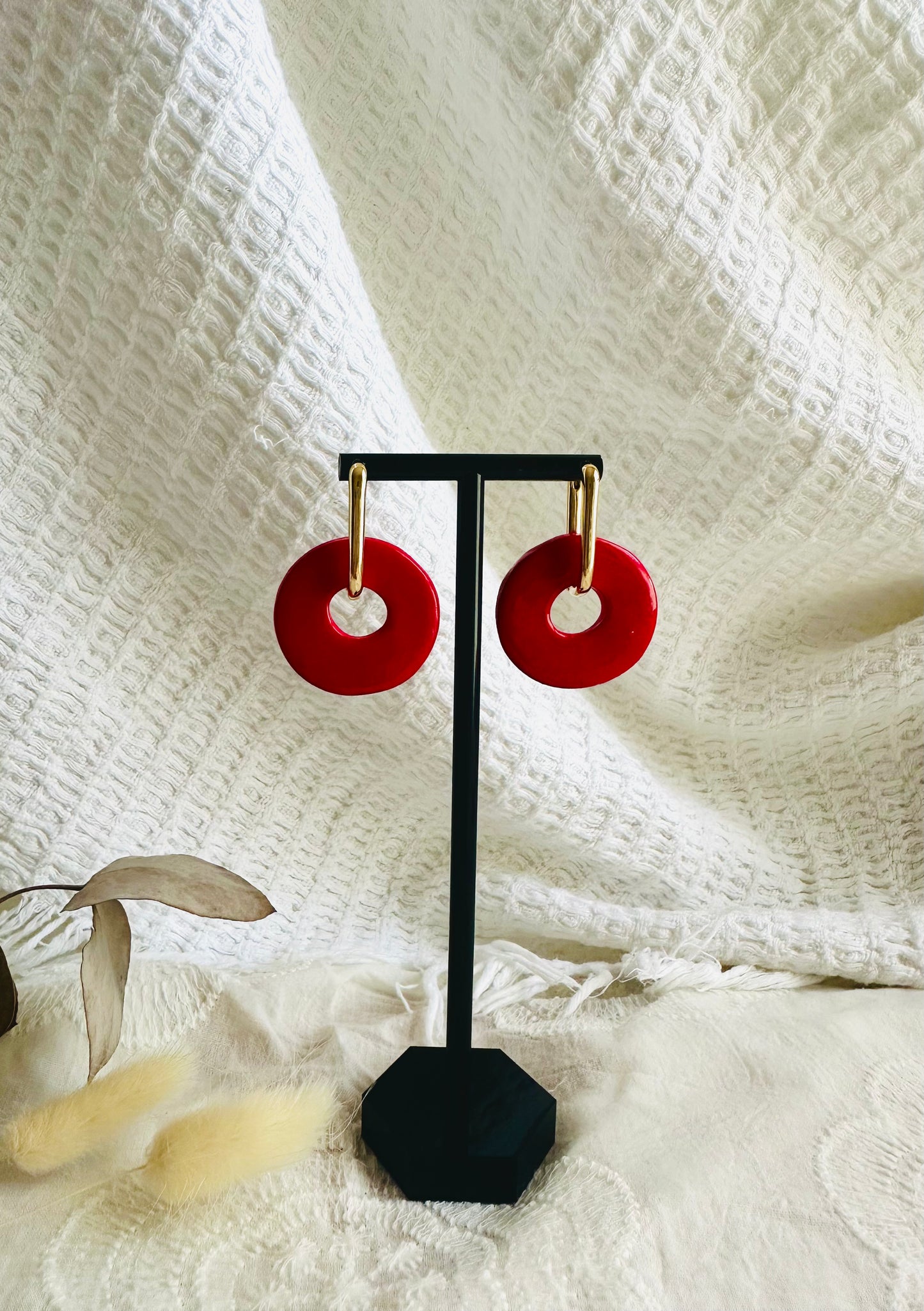 Pendiente donut grande, aro alargado, rojo.