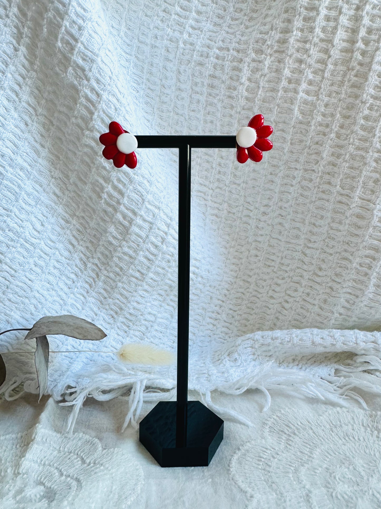 Pendiente margarita roja, con tuerca.