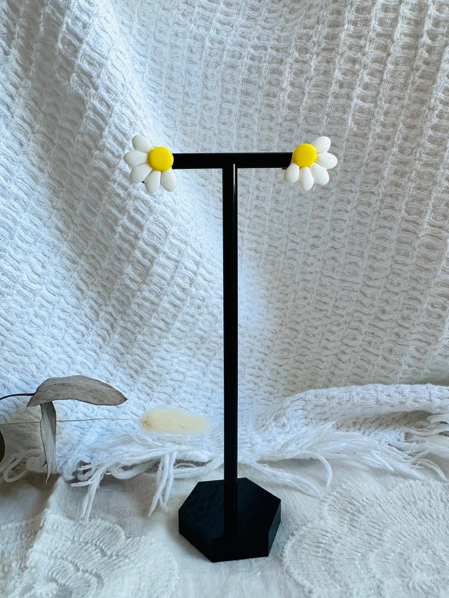 Pendiente margarita blanca y amarilla con tuerca.