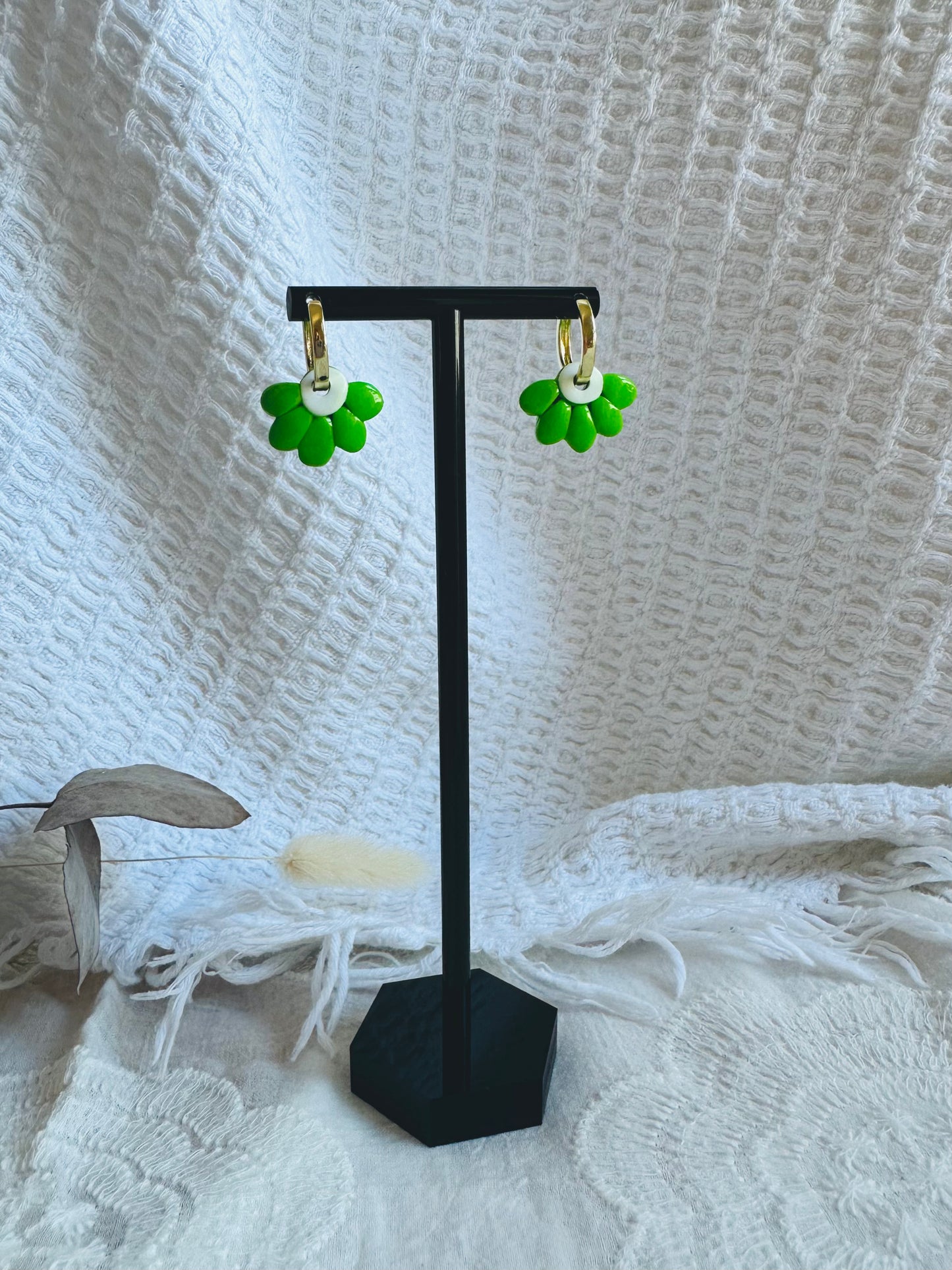 Pendiente margarita verde, con arito pequeño.