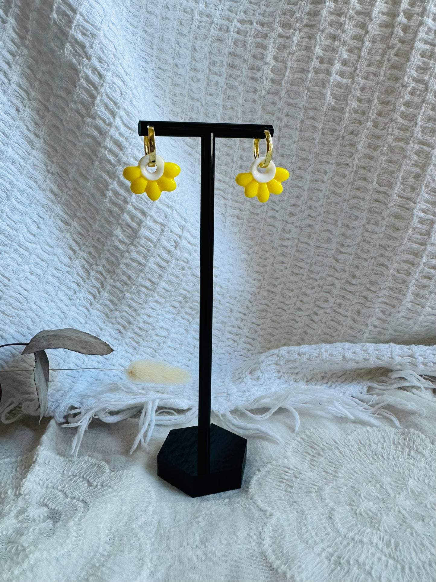 Pendiente margarita amarilla, con arito pequeño.