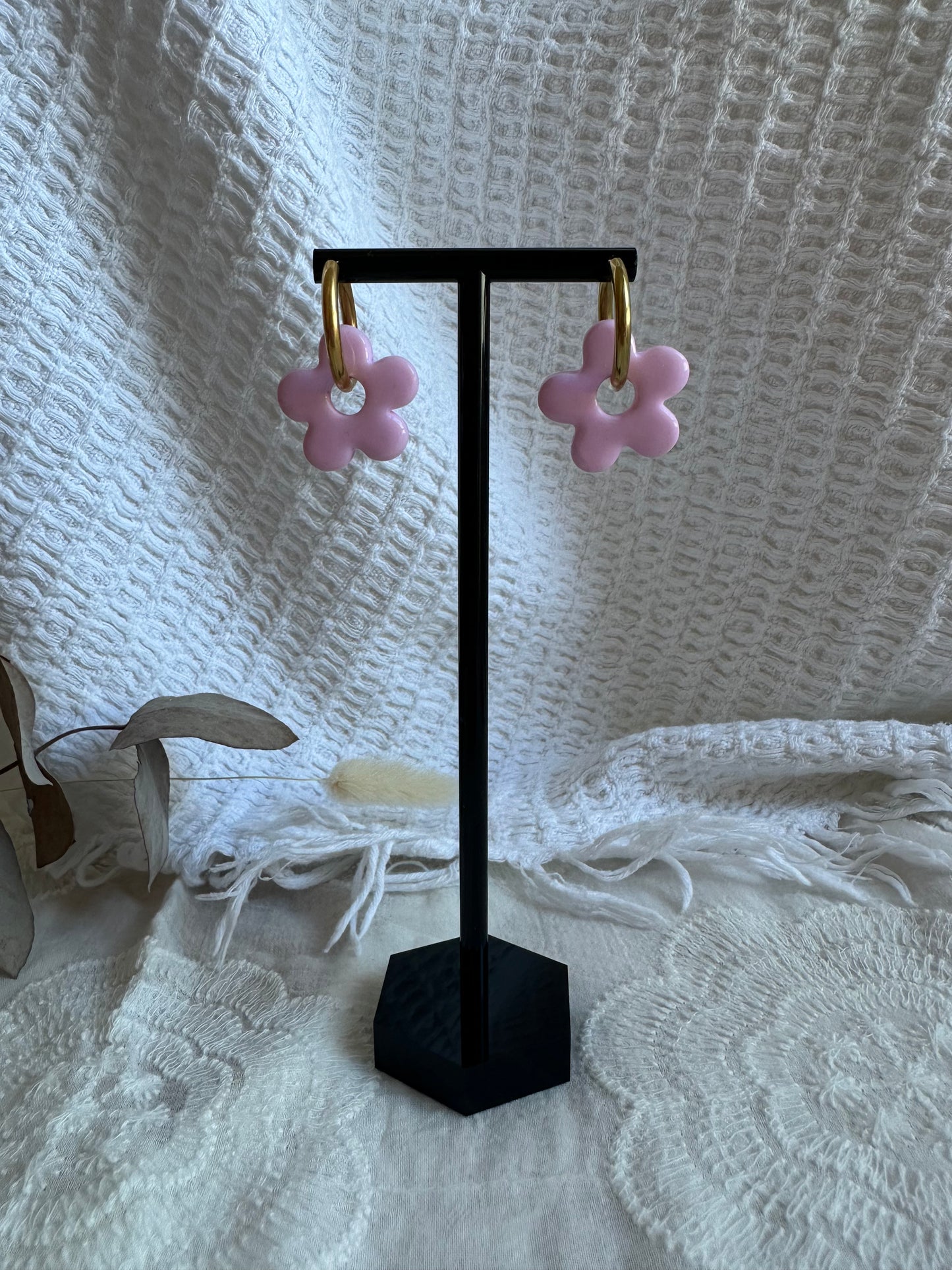 Pendiente flor con aro mediano en color rosa pastel.