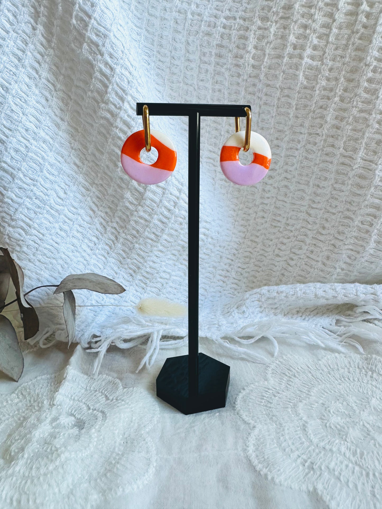 Pendiente donut mediano con aro "cuadrado", en blanco naranja y rosa bebé.