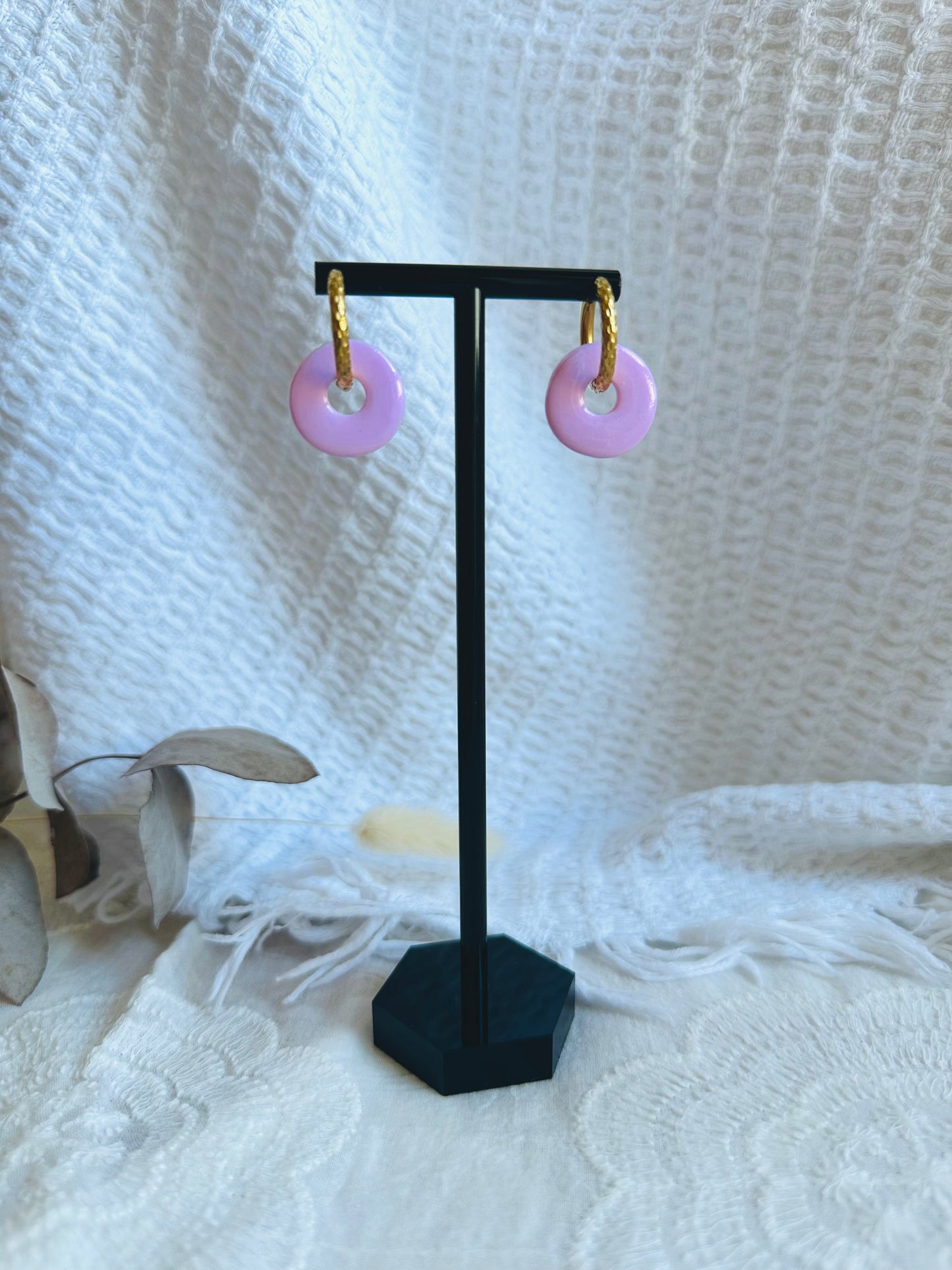 Pendiente donut mediano con aro (con relieve), en color rosa pastel.