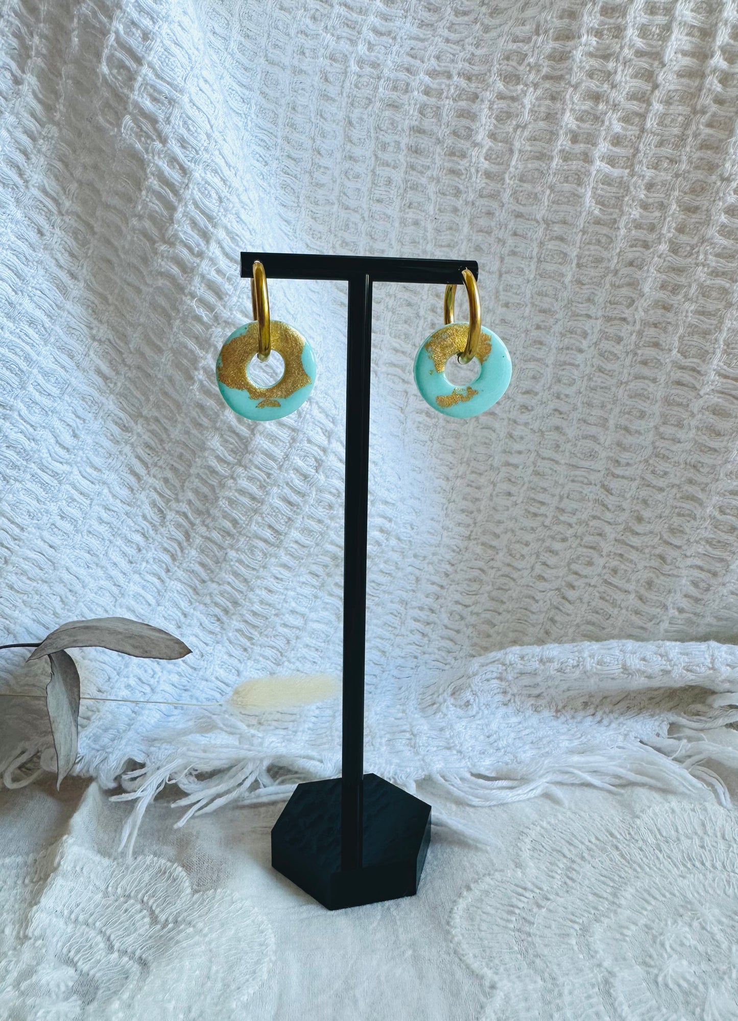 Pendiente donut mediano con aro, verde menta con toques dorados.