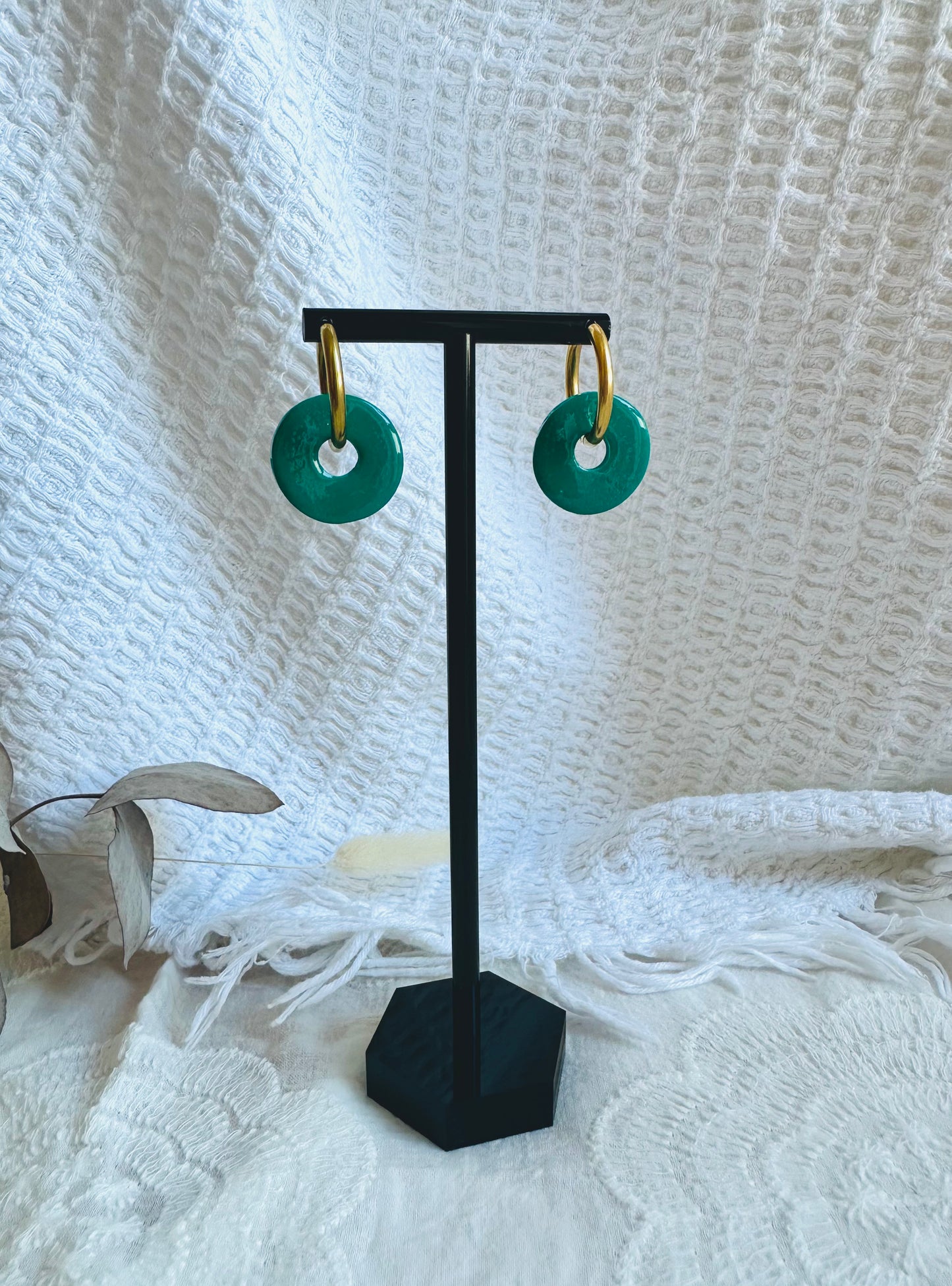 Pendiente donut mediano con aro, verde botella.