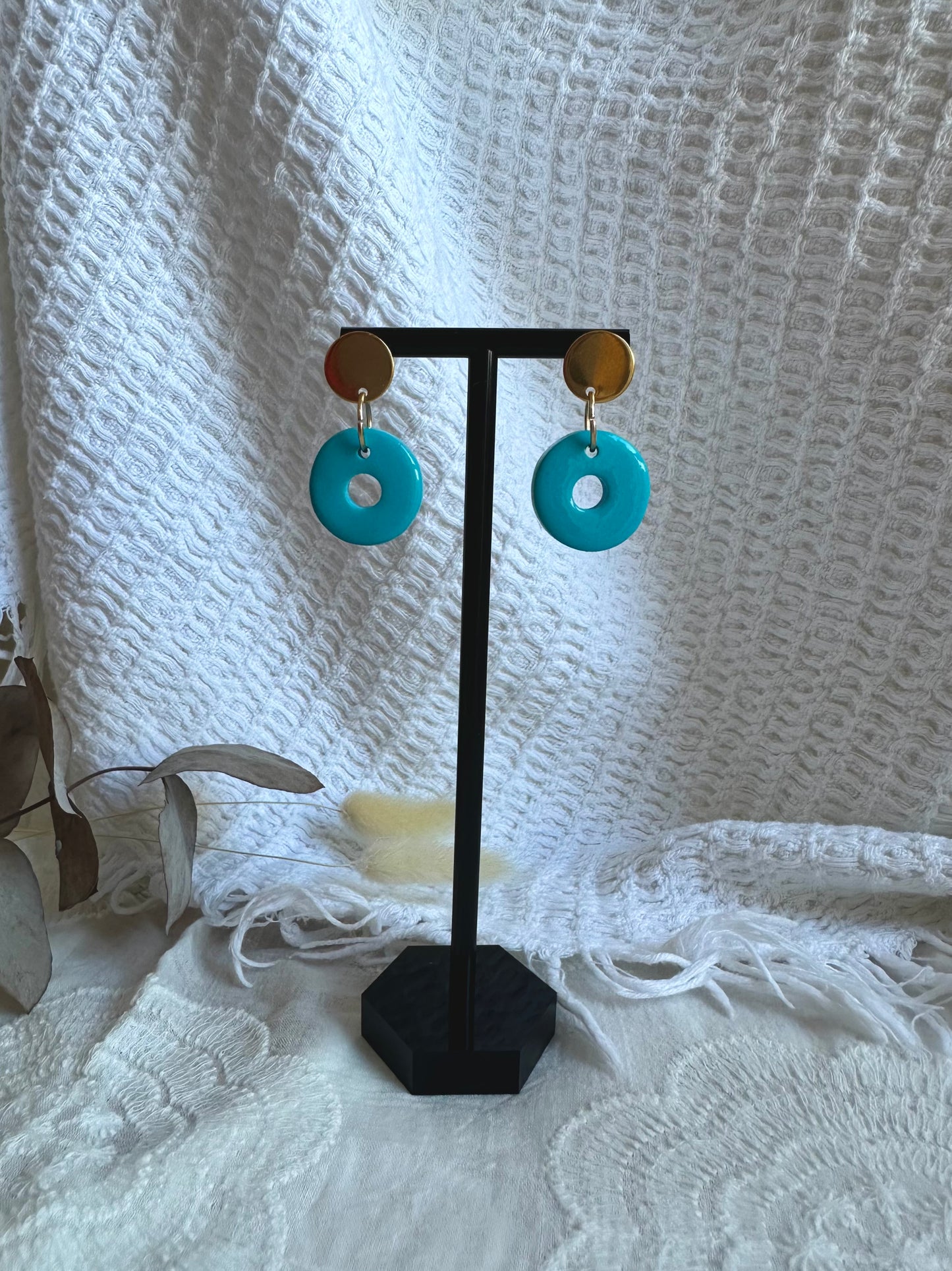 Pendiente donut mediano, con tuerca, azulón.