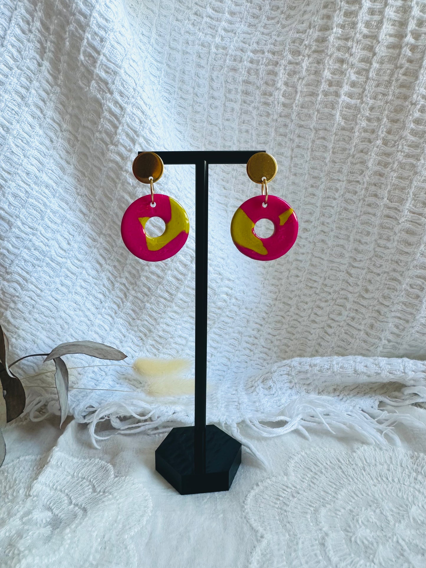 Pendiente donut grande, con tuerca, en color pistacho y rosa.