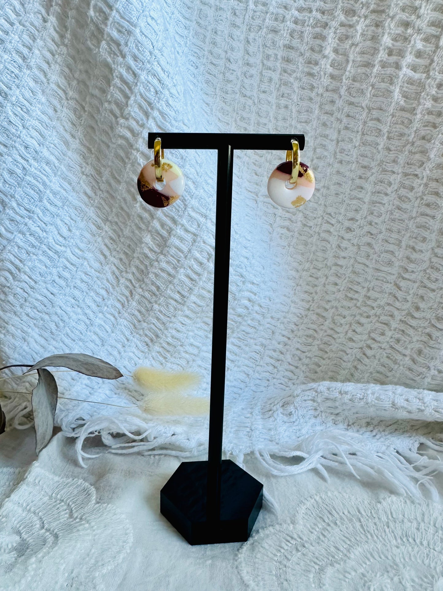 Pendiente donut pequeño con aro mini, en color blanco, beige, granate y toques dorado.