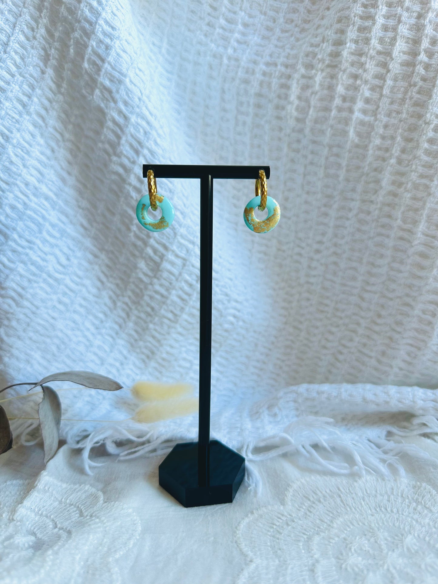 Pendiente donut pequeño con aro pequeño (con relieve), en color verde menta y toques dorados.