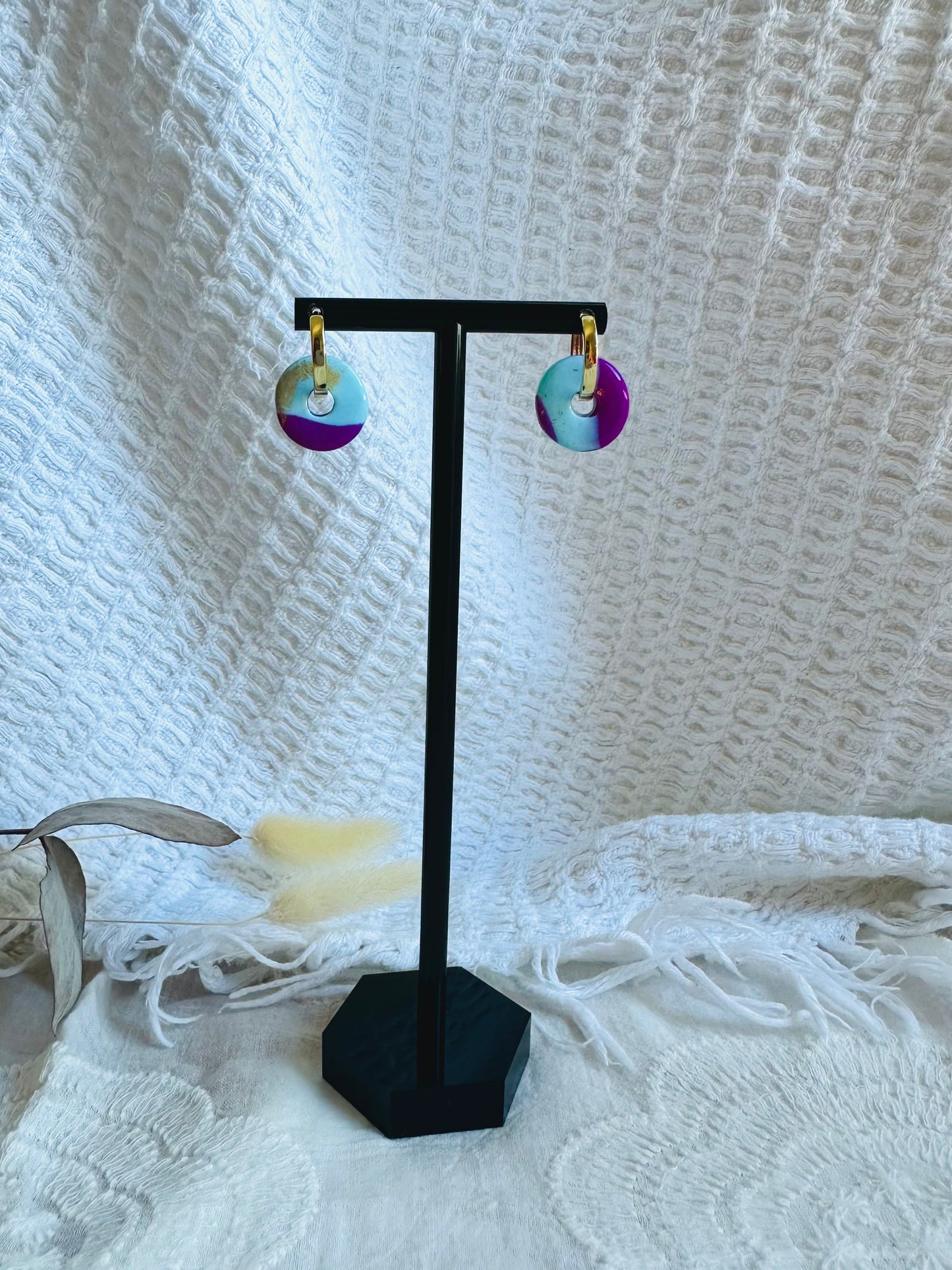 Pendiente donut pequeño con aro mini, en color azul, morado y toques dorados.