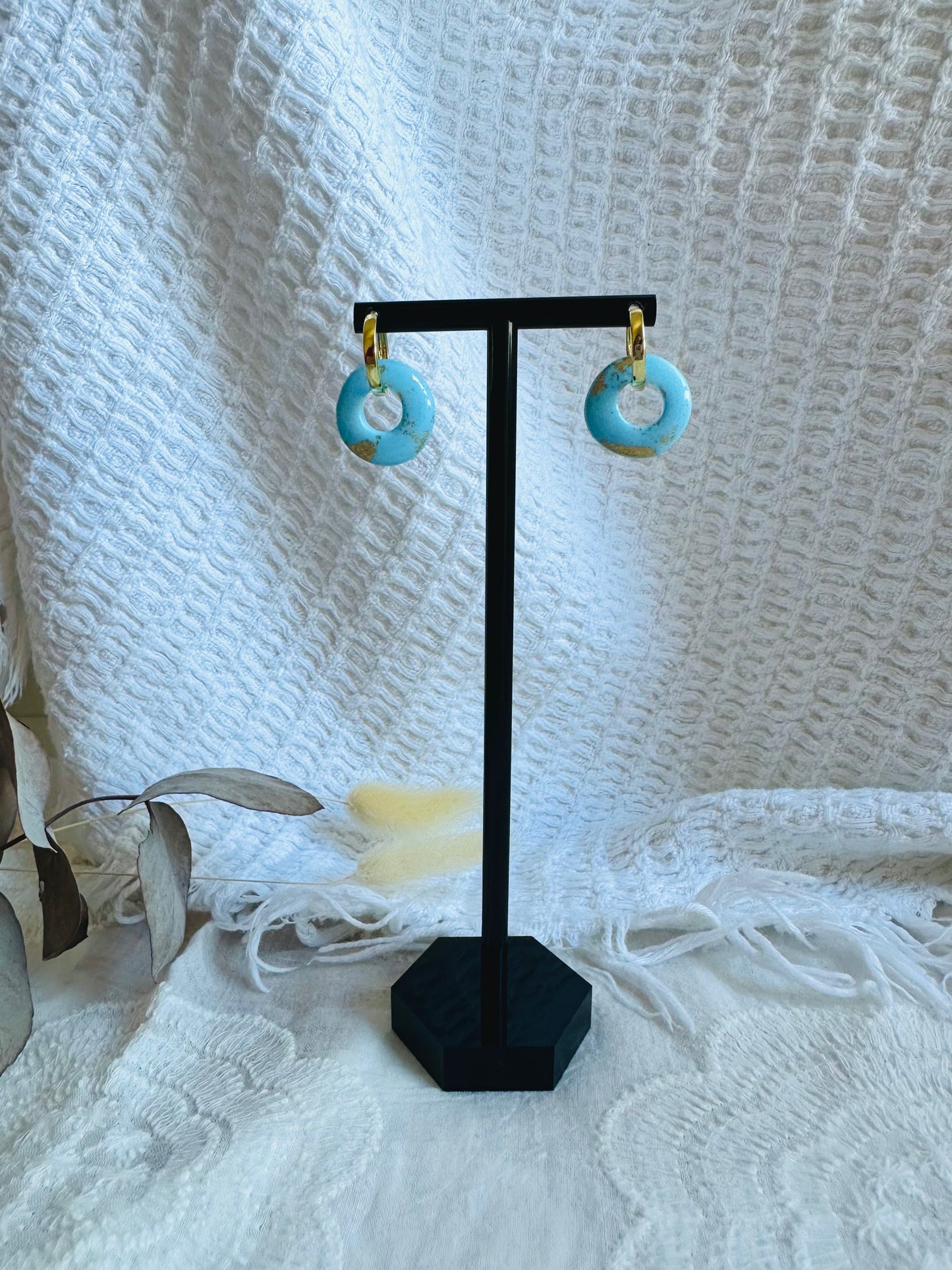 Pendiente donut pequeño con aro mini, en color azul bebe y toques dorados.