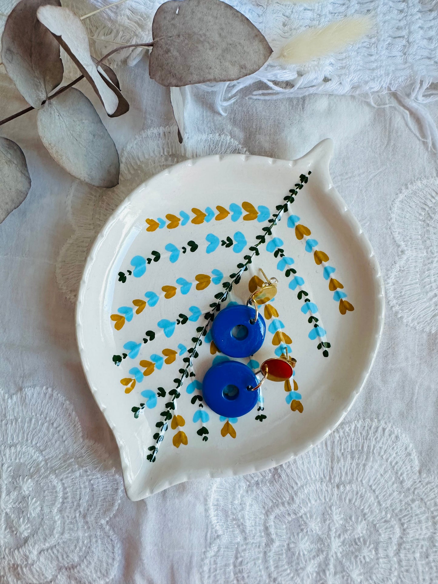 Pendiente donut mediano, con tuerca, azul eléctrico.