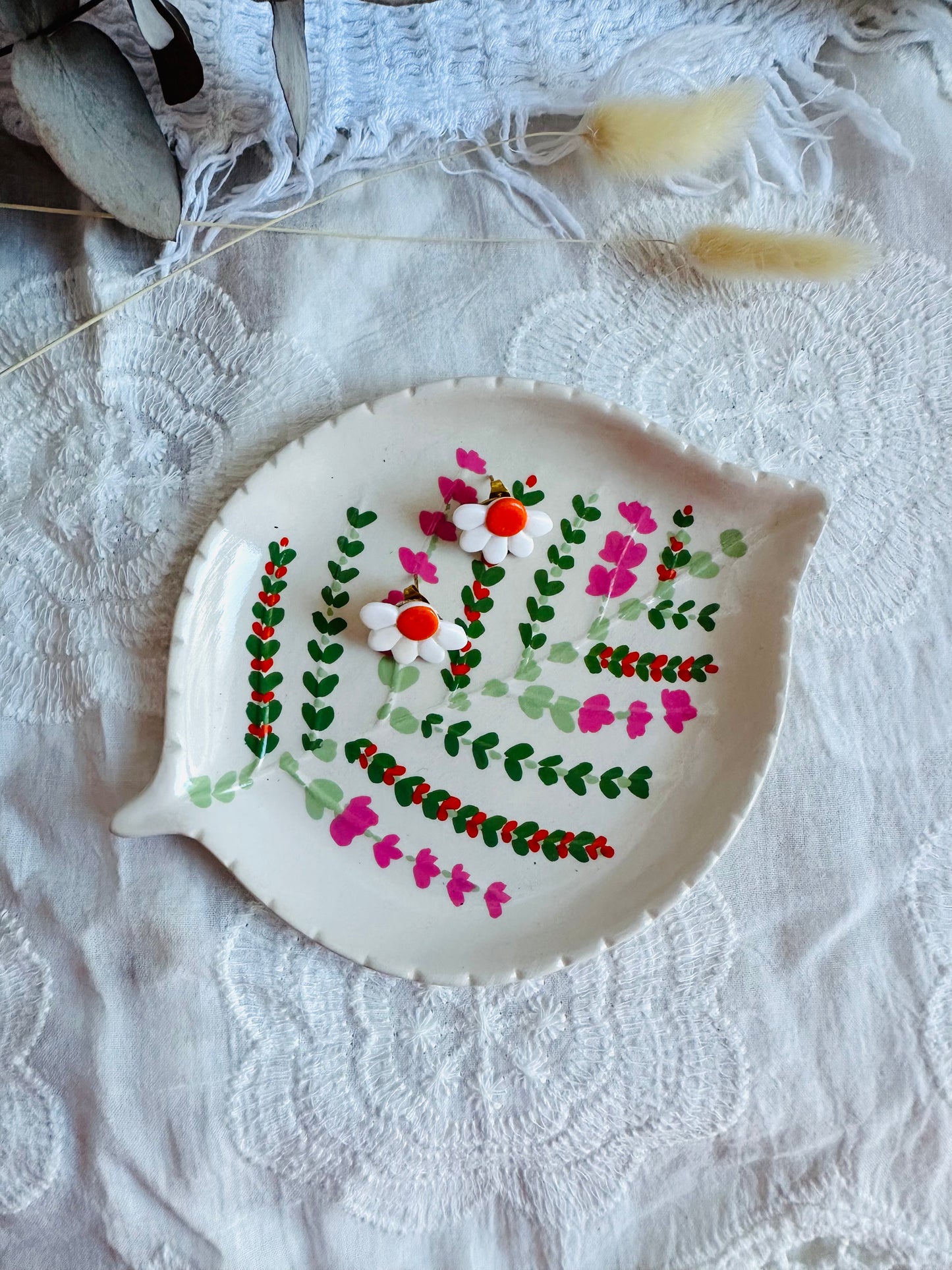 Pendiente margarita blanca y naranja con tuerca.