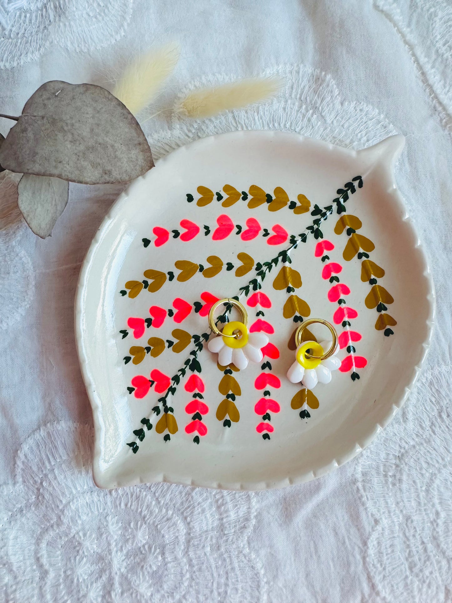 Pendiente margarita blanca y amarilla con arito pequeño.