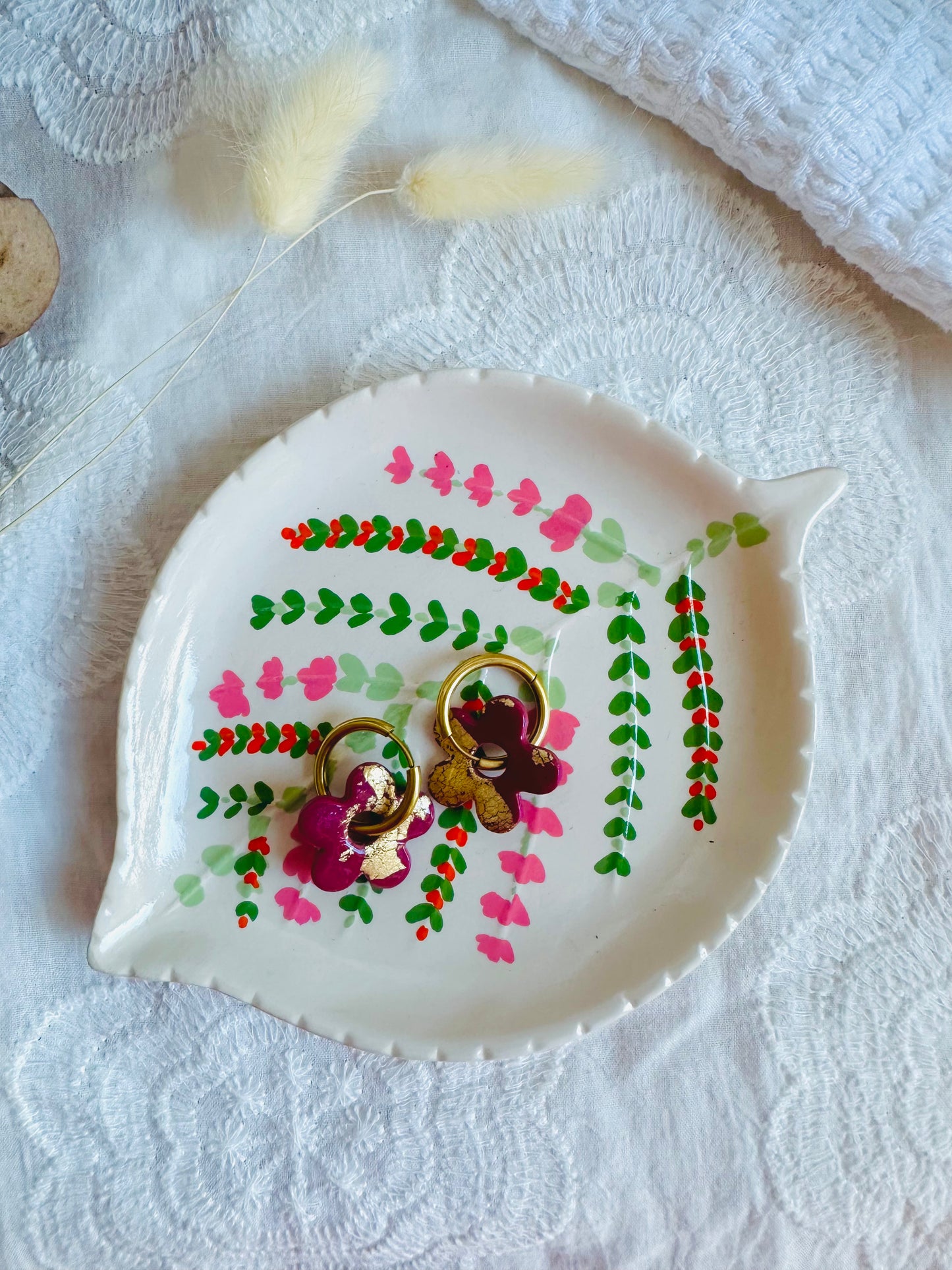 Pendiente flor con aro mediano, en color granate con toques dorados.