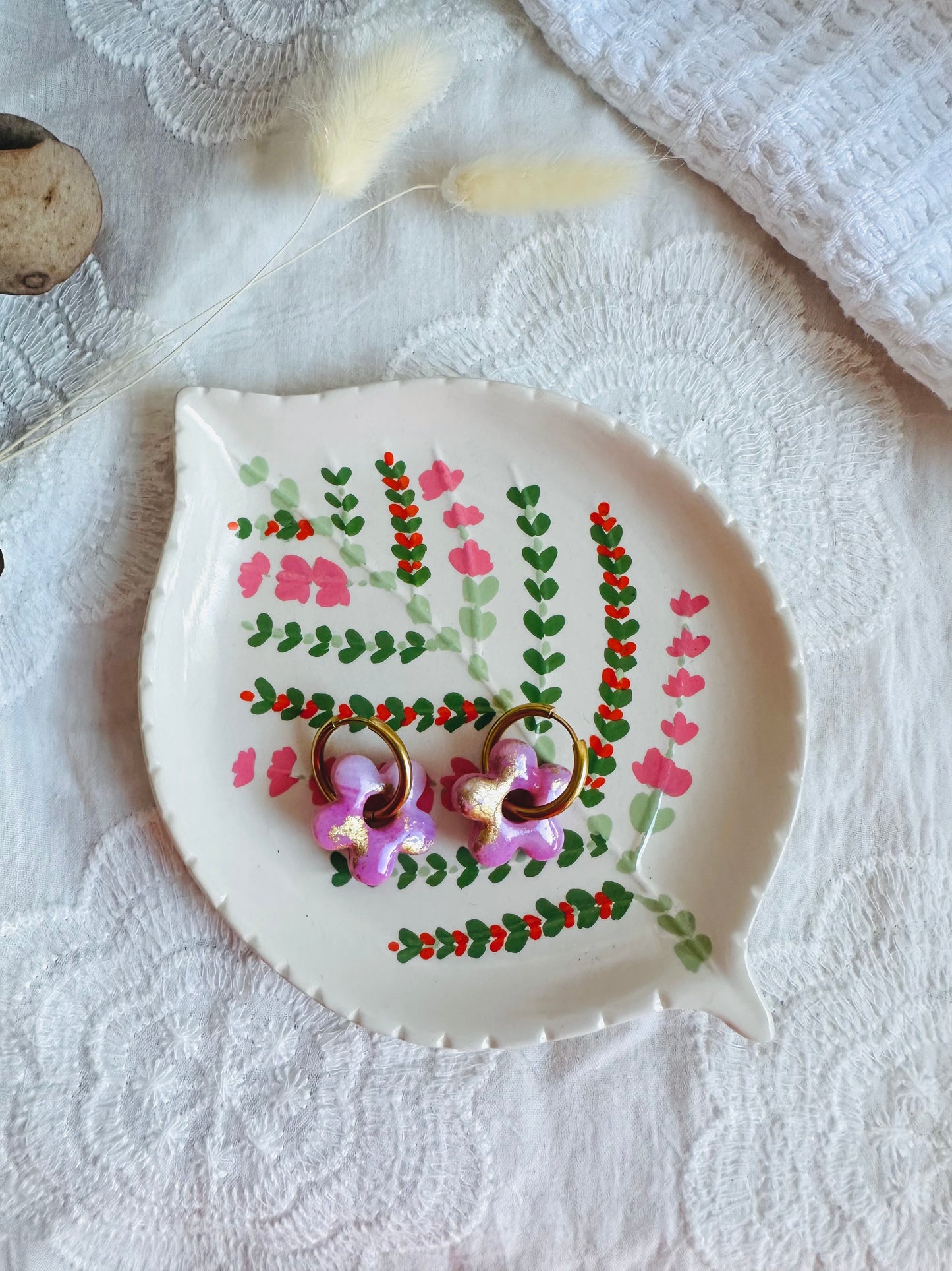 Pendiente flor con aro mediano, en color rosa y toques dorados.