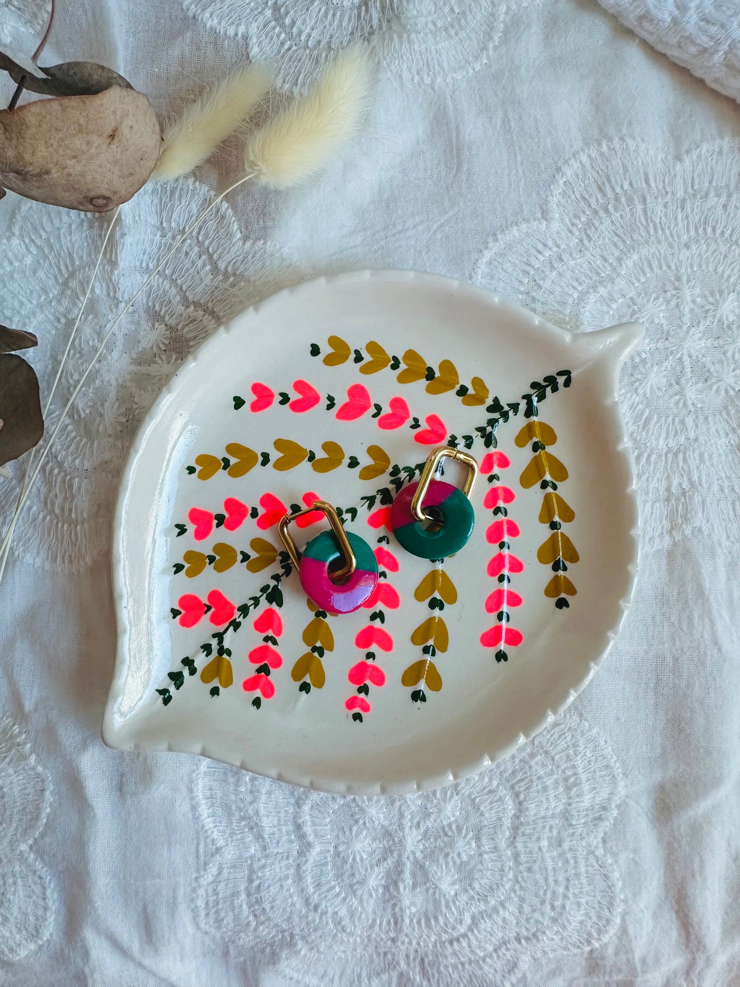 Pendiente donut mediano con aro "cuadrado", en rosa y verde.