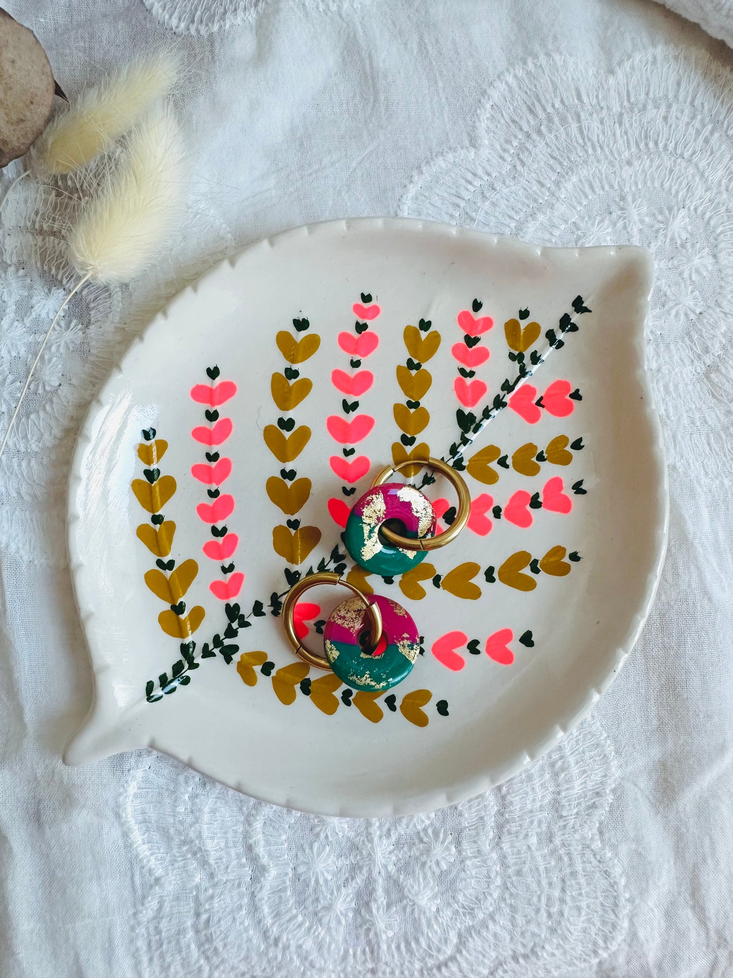 Pendiente donut mediano con aro, en verde, rosa y con toques dorados.