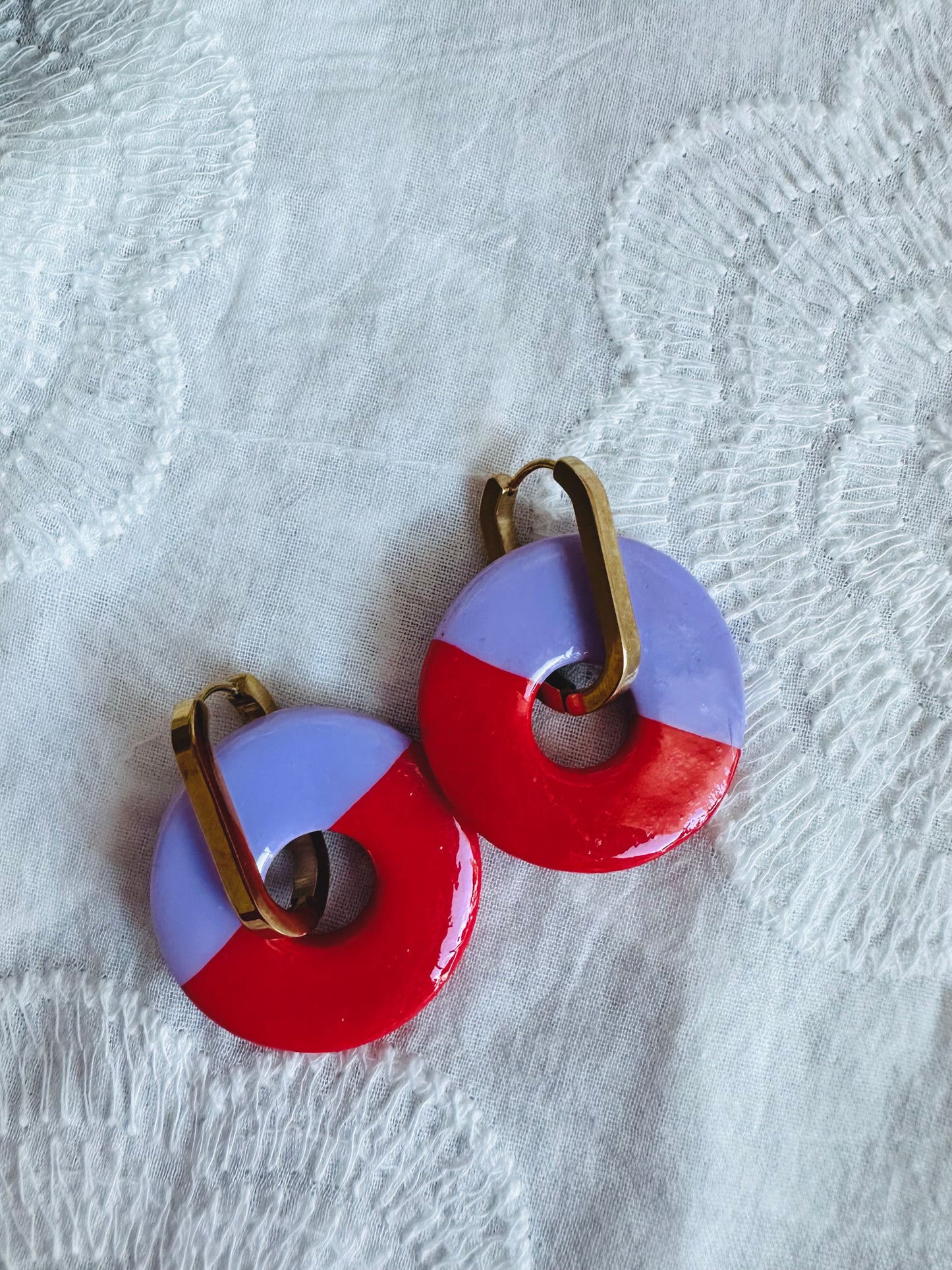 Pendiente donut grande, aro alargado, rojo y lila.