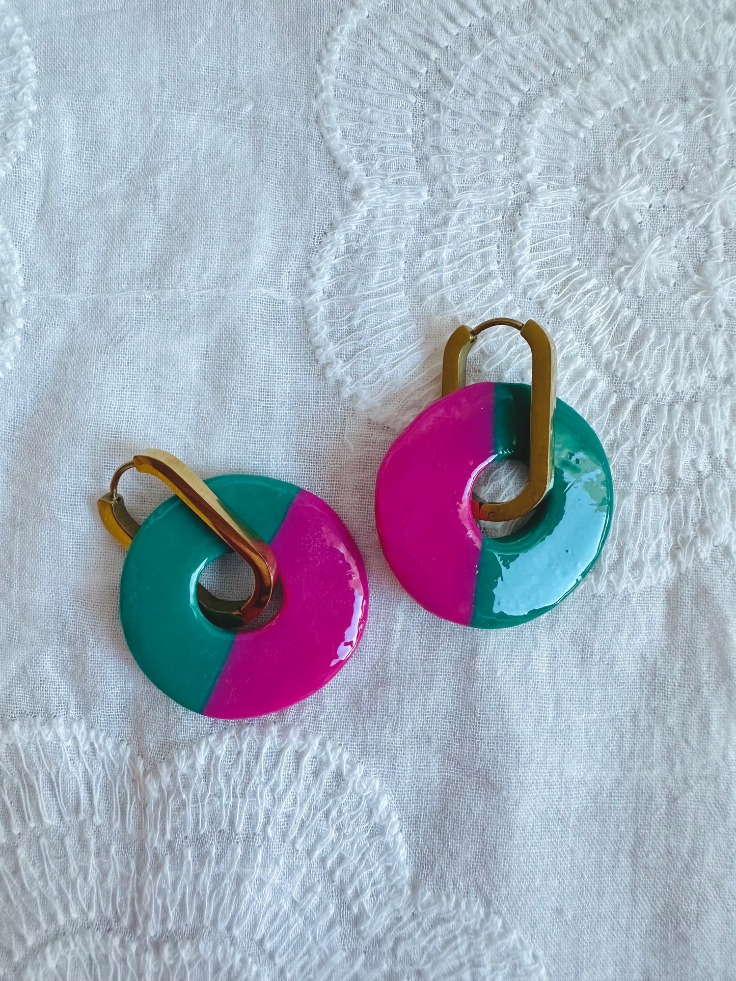 Pendiente donut grande, aro alargado, verde y rosa.