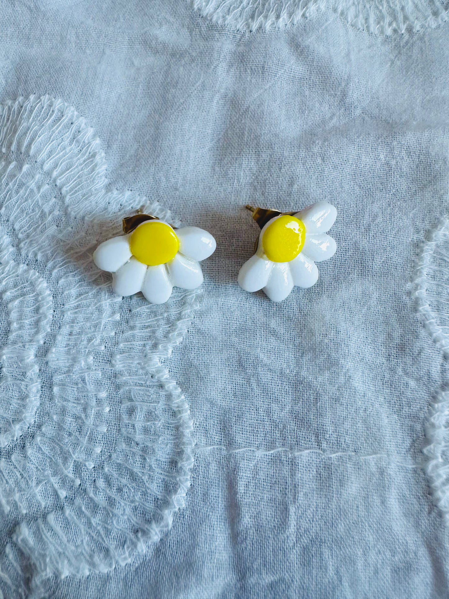 Pendiente margarita blanca y amarilla con tuerca.
