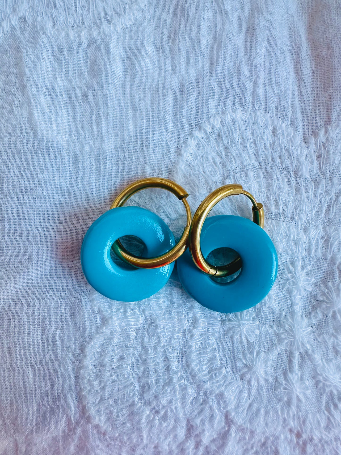 Pendiente donut mediano con aro, azulón.