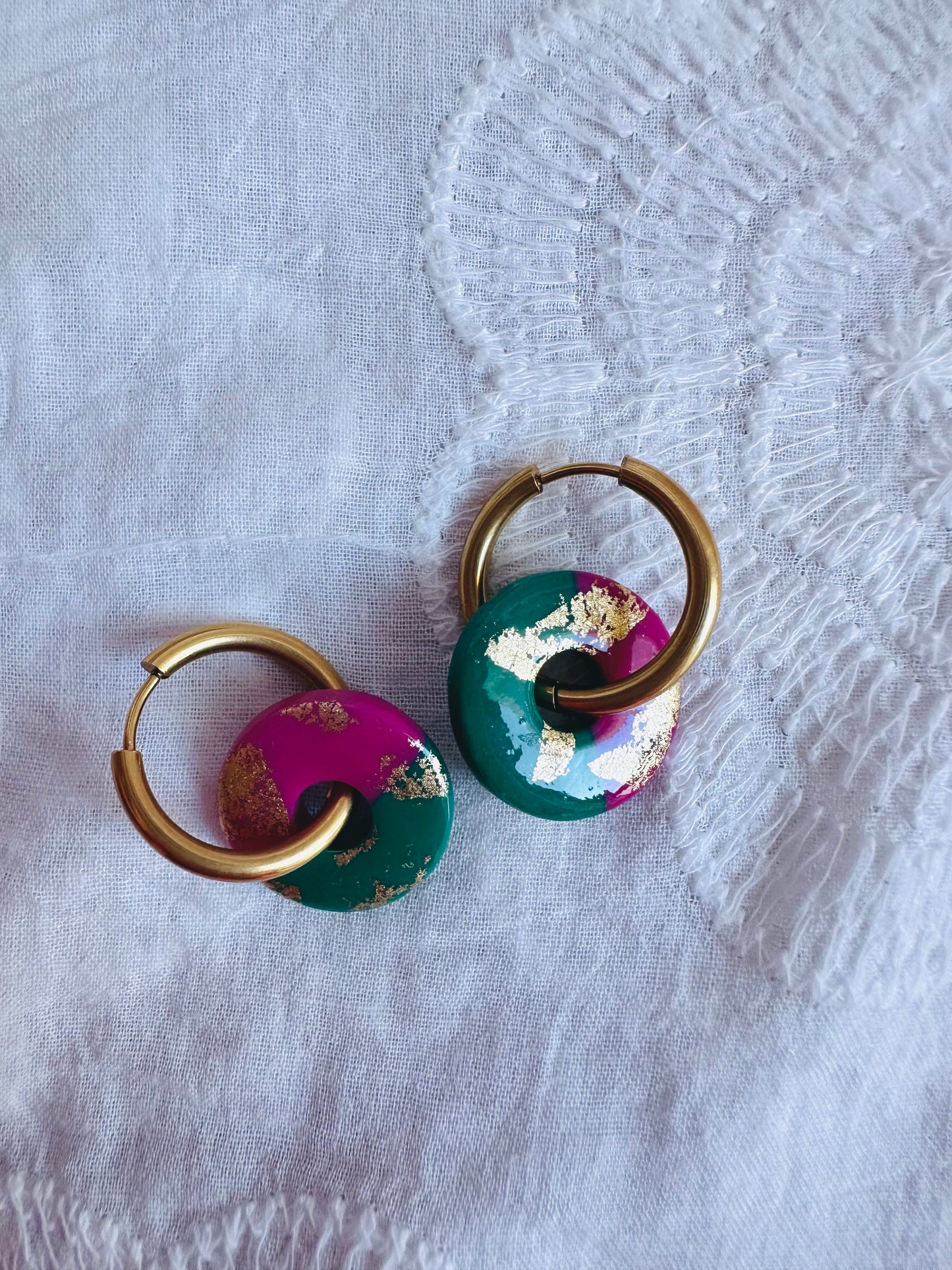 Pendiente donut mediano con aro, en verde, rosa y con toques dorados.