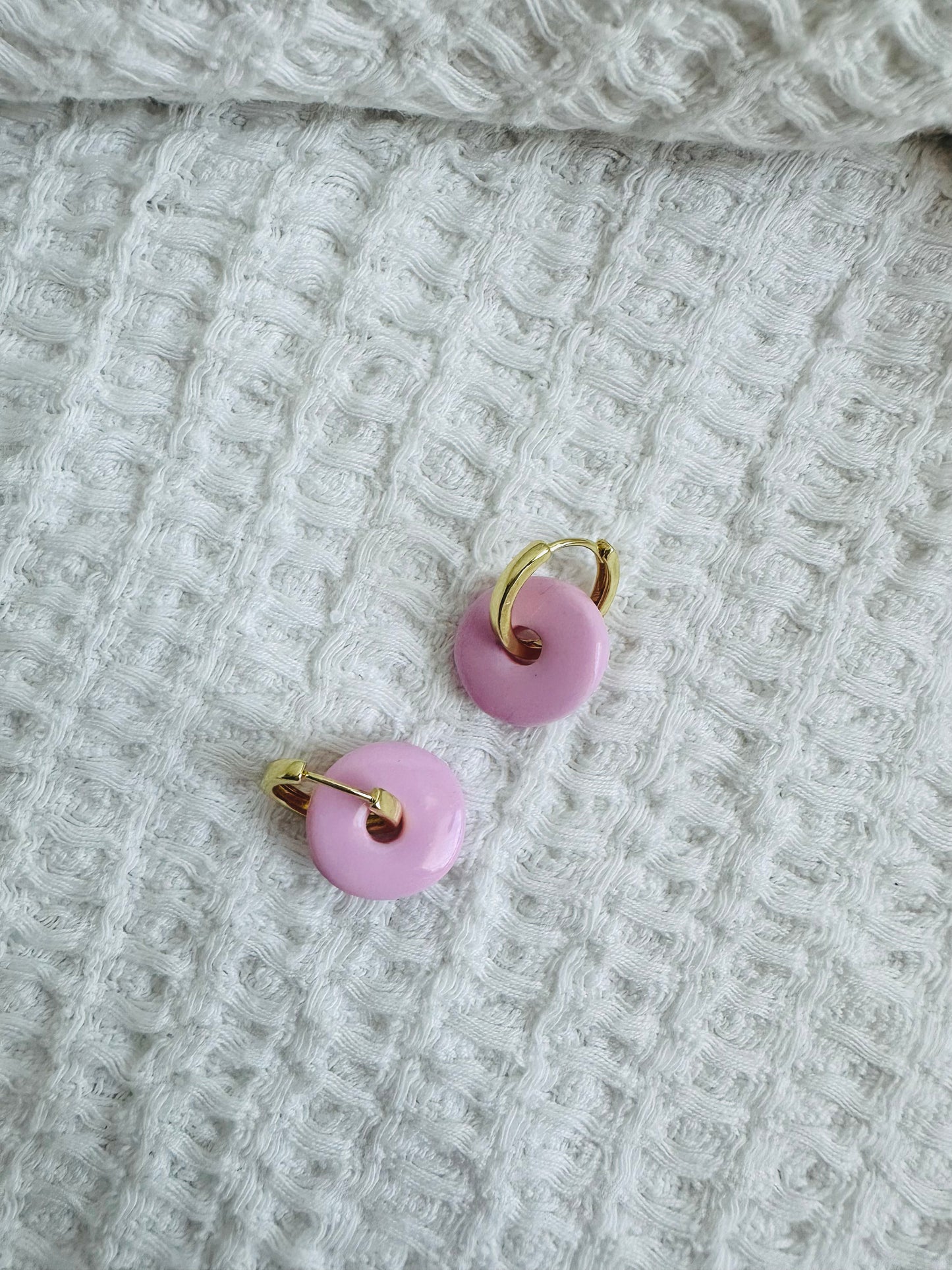 Pendiente donut pequeño con aro mini, en color rosa pastel.