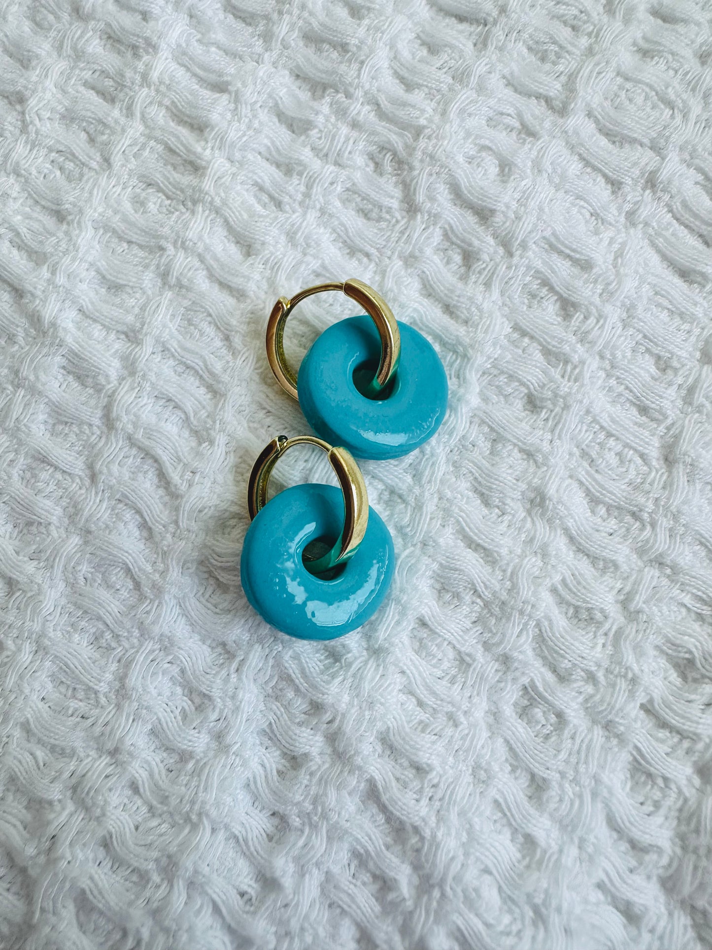 Pendiente donut pequeño con aro mini, en color azulón.