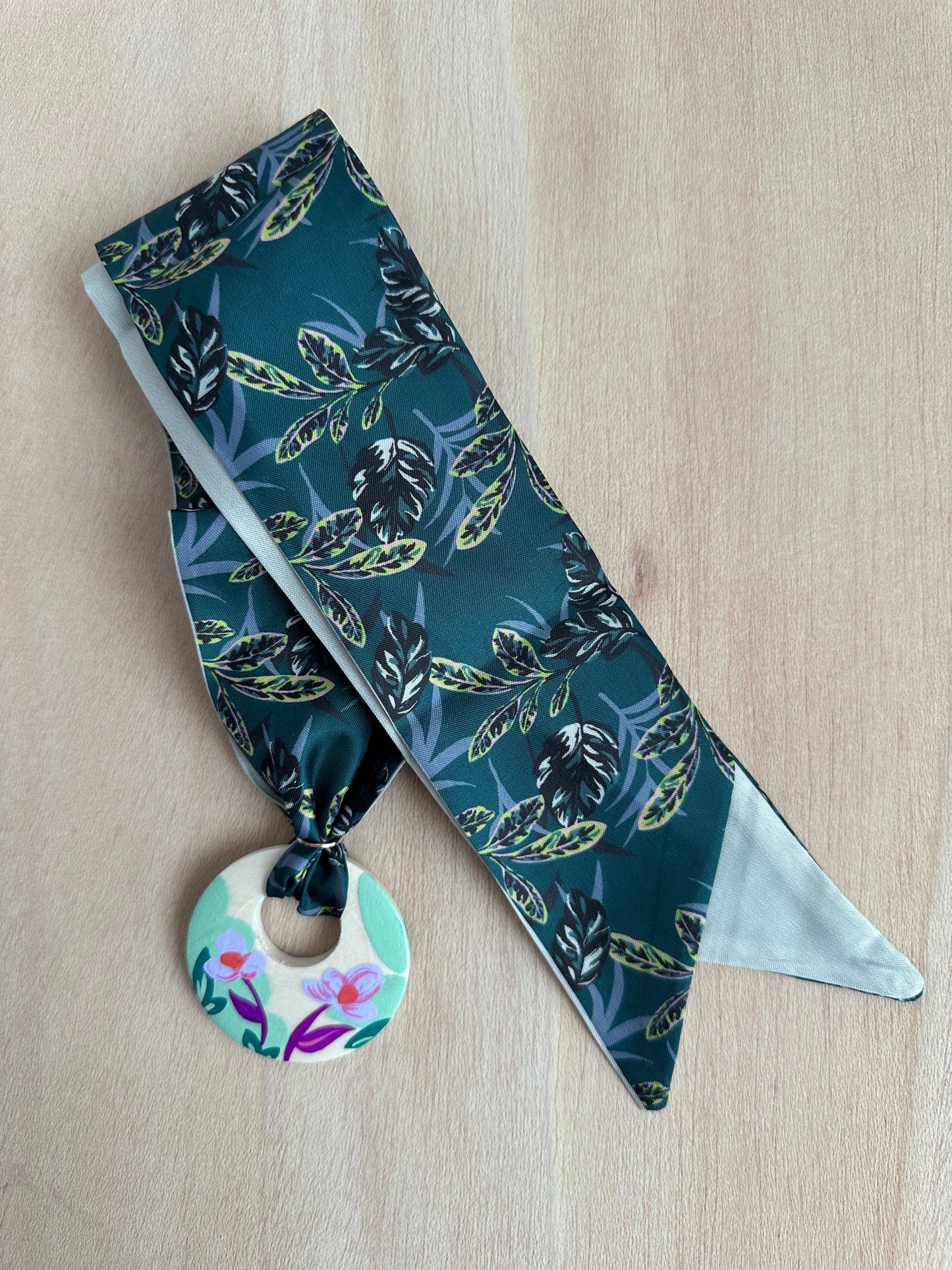 Adorno para bolso verde oscuro (con agujero).