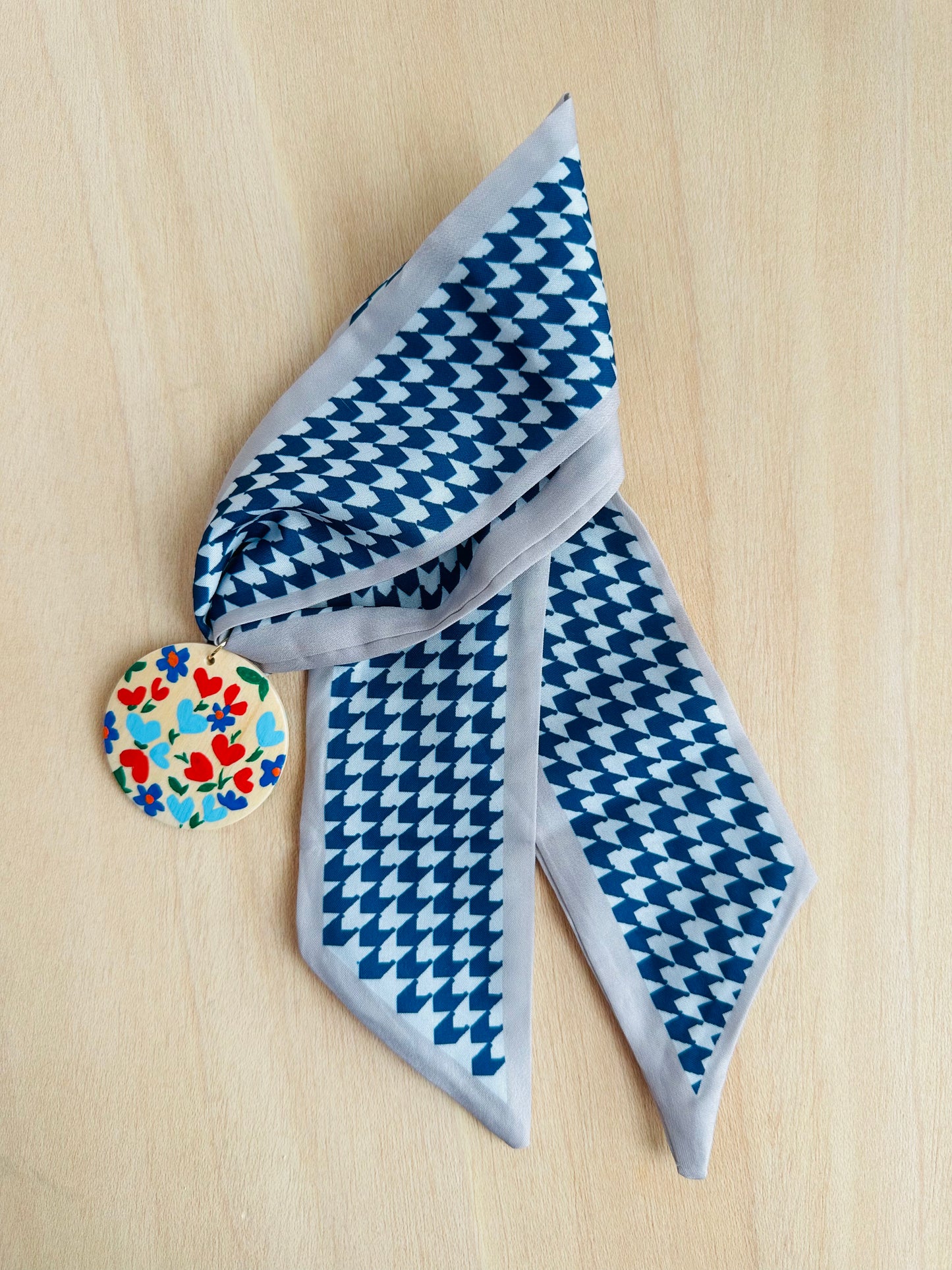 Adorno para bolso pata de gallo azul marino.