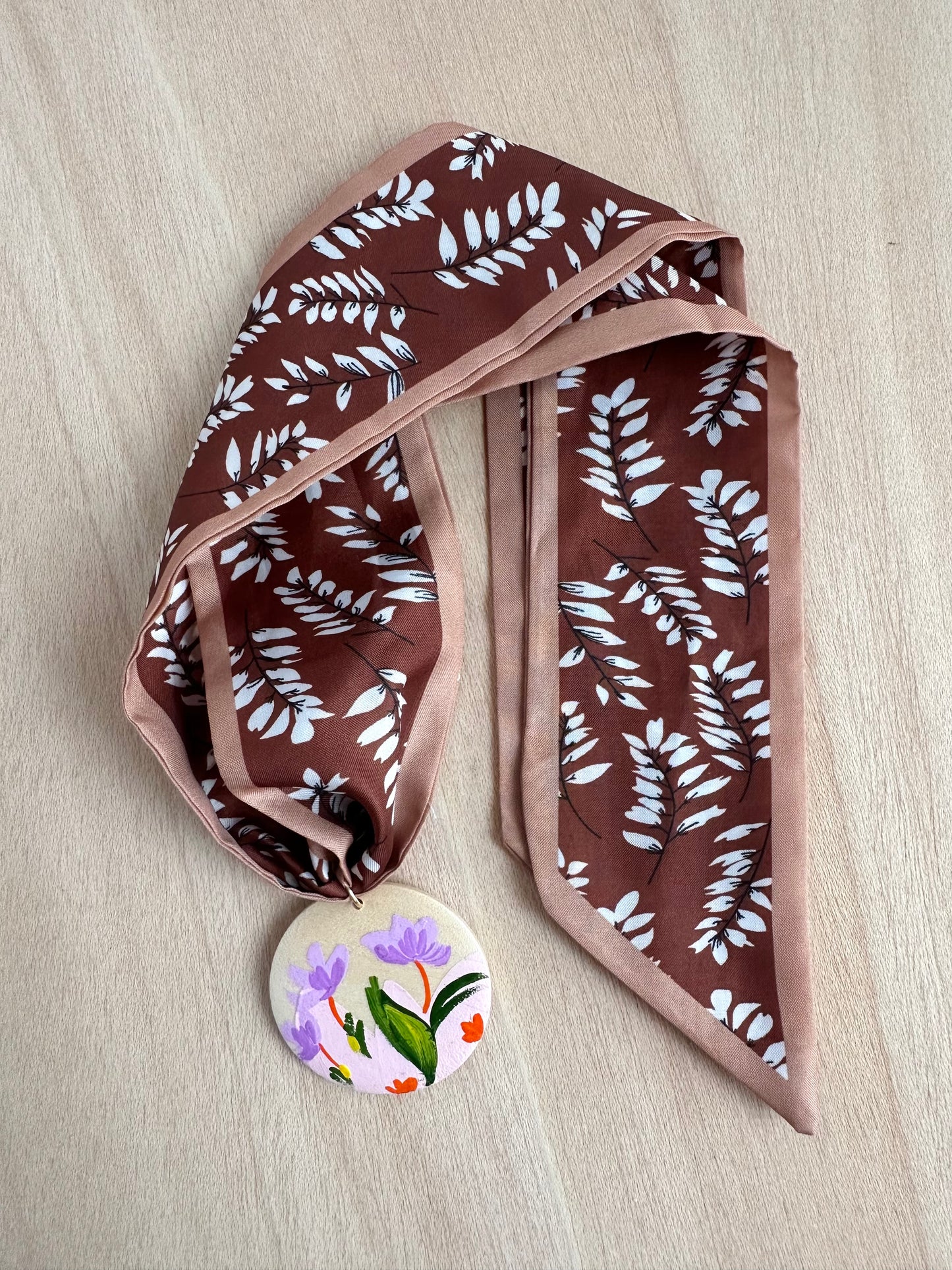 Adorno para bolso hojitas marrones.