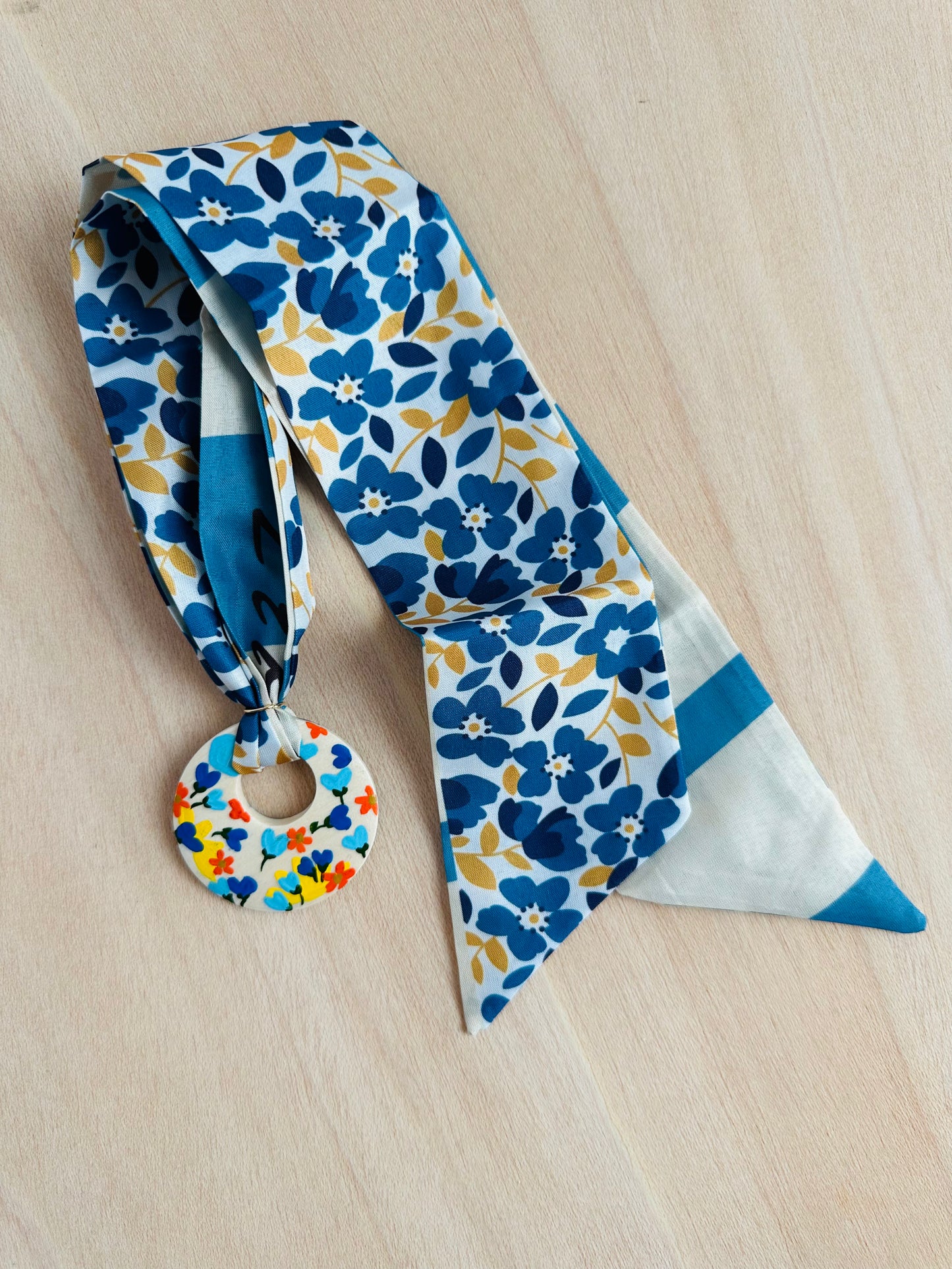 Adorno para bolso flores azules (con agujero).
