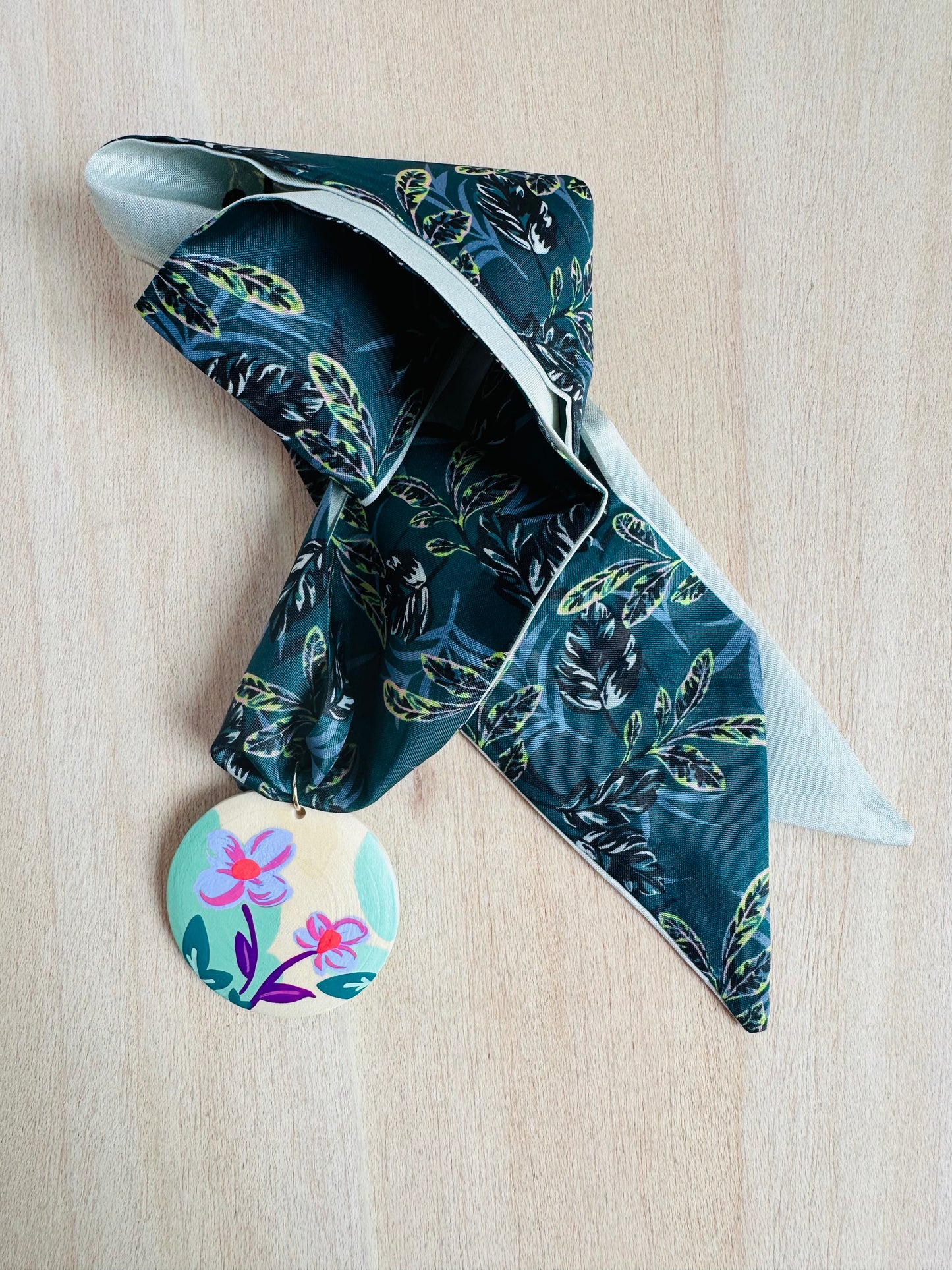 Adorno para bolso verde oscuro .