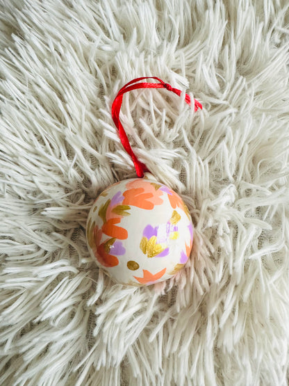 Bola La mas cuqui del árbol.