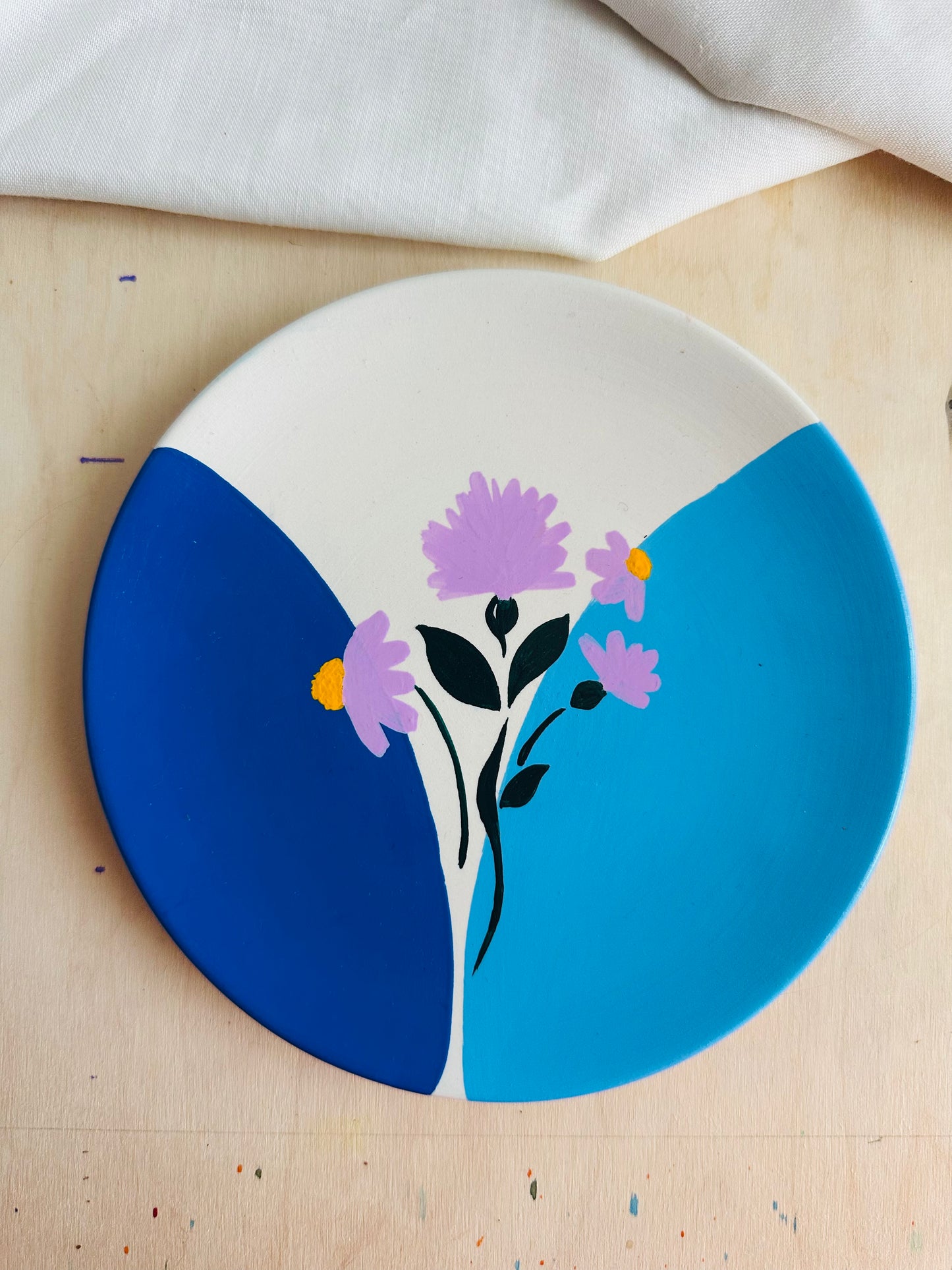 Plato mediano Florecitas y fondo azul .