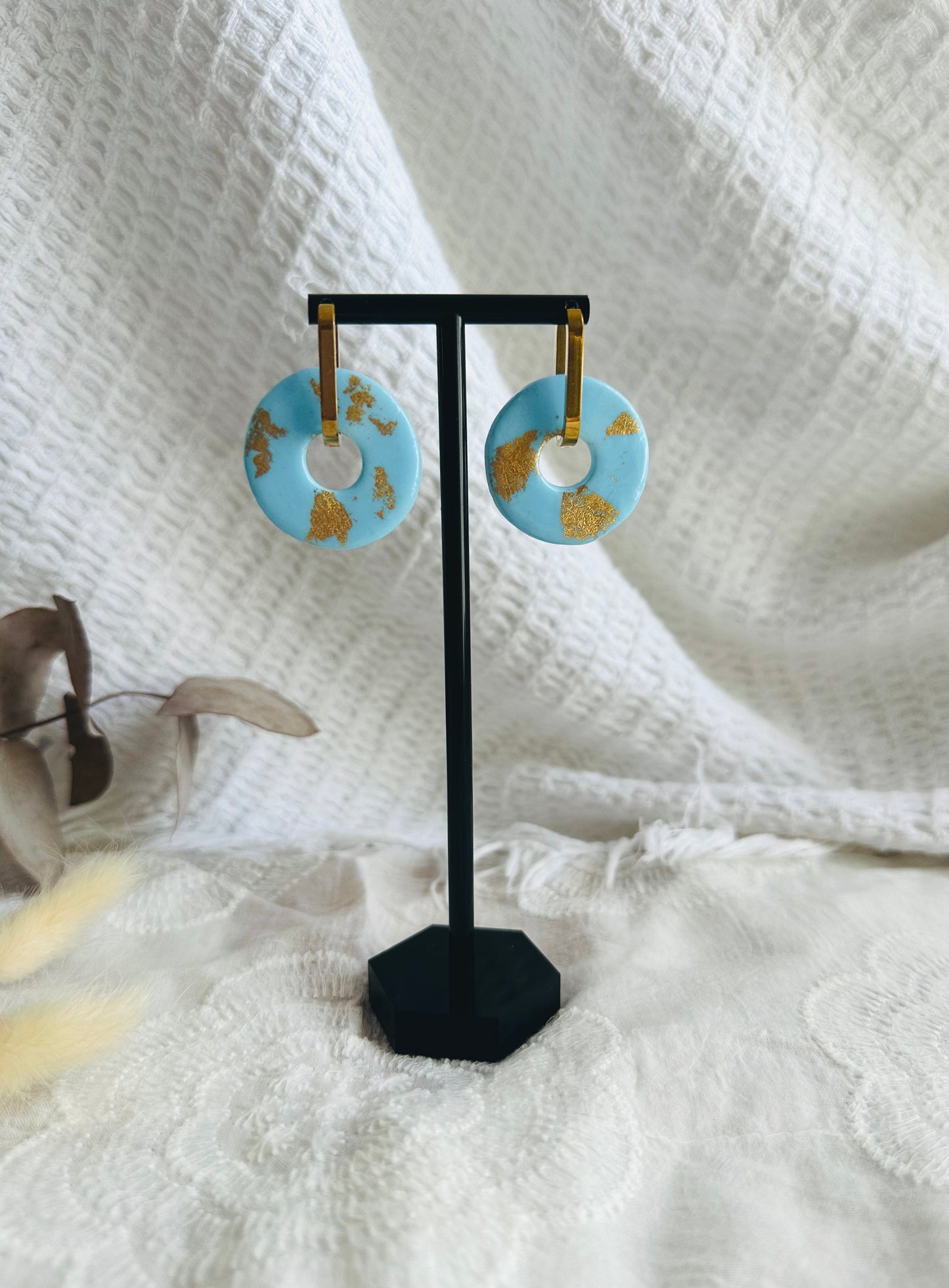 Pendiente donut grande, aro alargado, azul bebé con toques dorados.