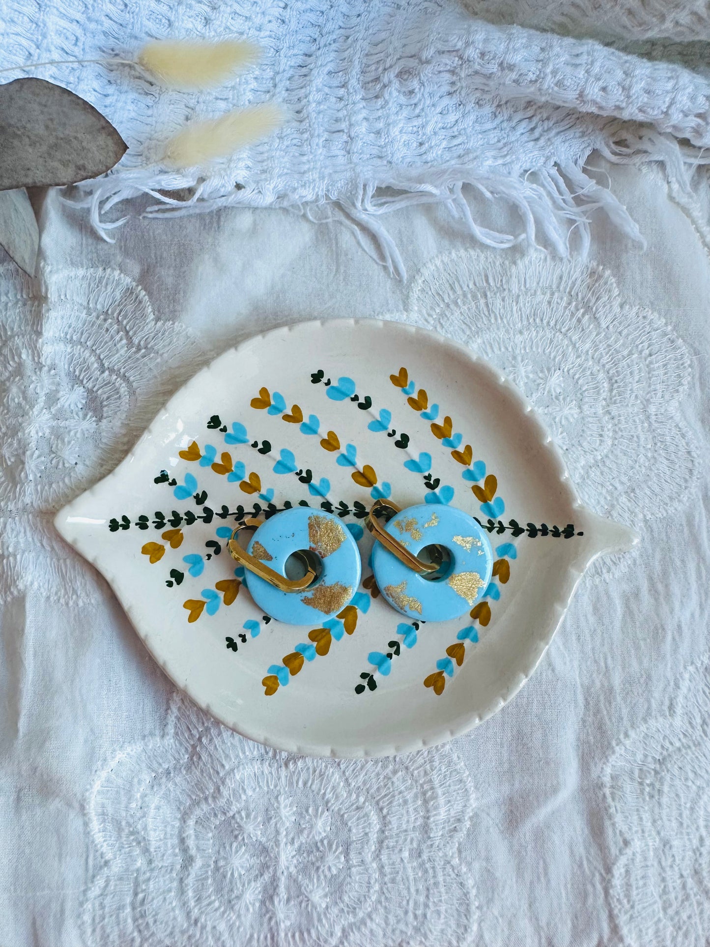 Pendiente donut grande, aro alargado, azul bebé con toques dorados.