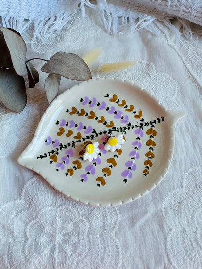 Pendiente margarita blanca y amarilla con tuerca.