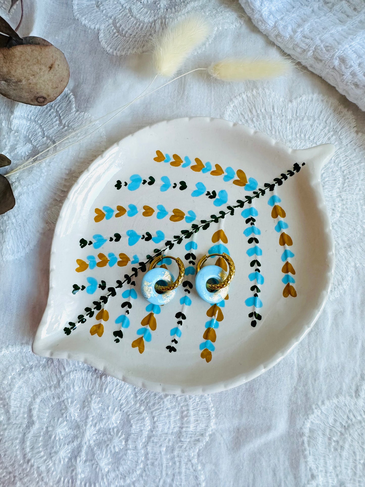 Pendiente donut pequeño con aro mini, en color azul bebe y toques dorados.