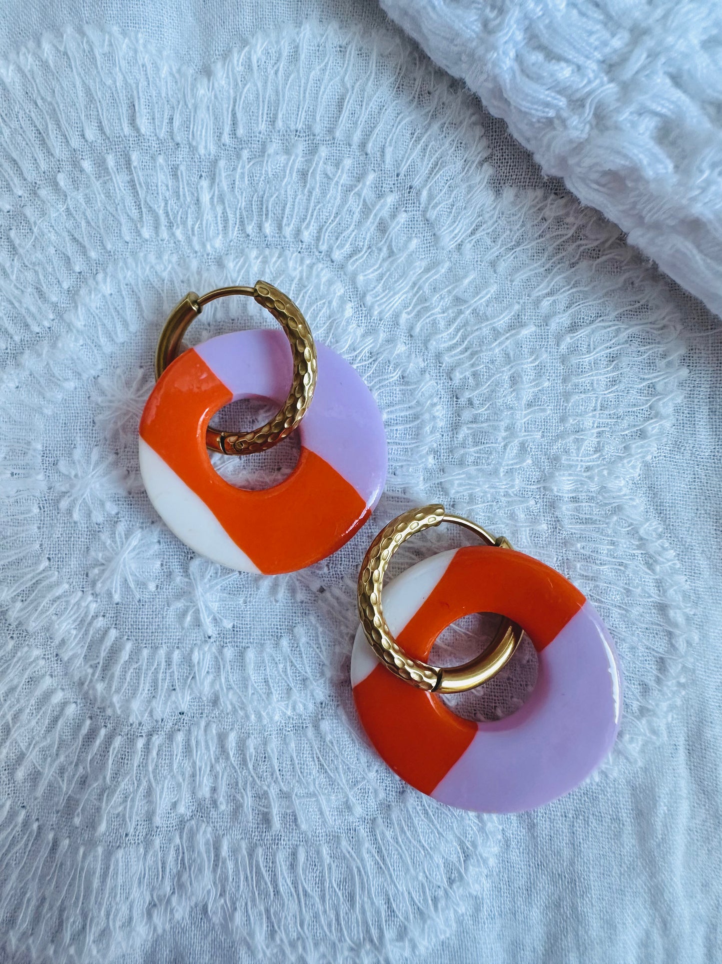 Pendiente donut mediano con aro (con relieve), blanco naranja y rosa bebé.