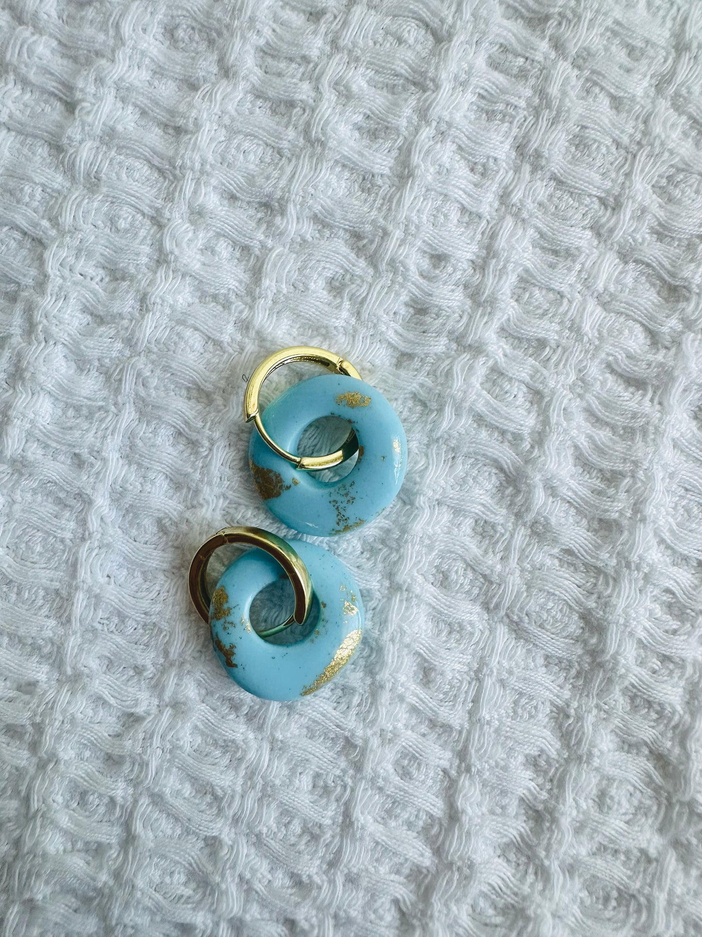 Pendiente donut pequeño con aro mini, en color azul bebe y toques dorados.