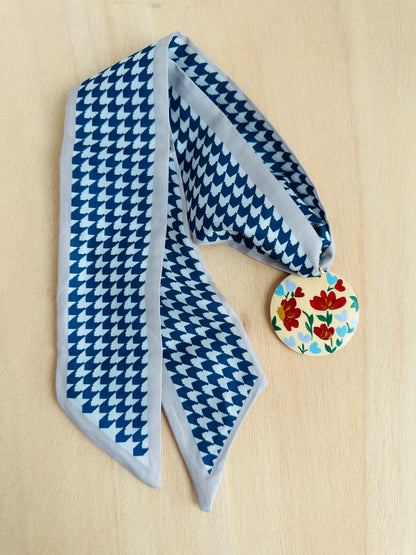 Adorno para bolso pata de gallo azul marino.