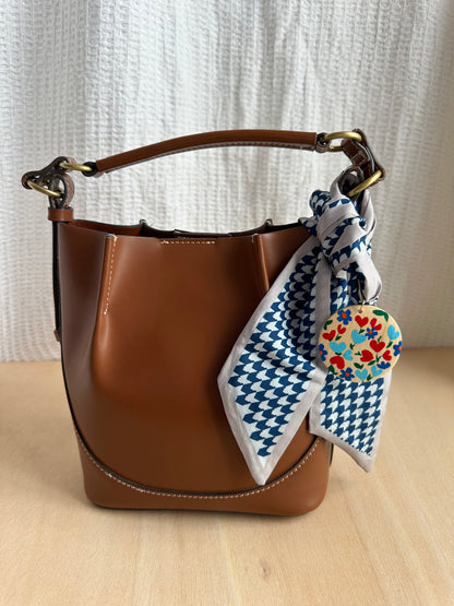 Adorno para bolso pata de gallo azul marino.