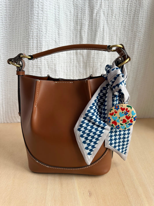 Adorno para bolso pata de gallo azul marino.