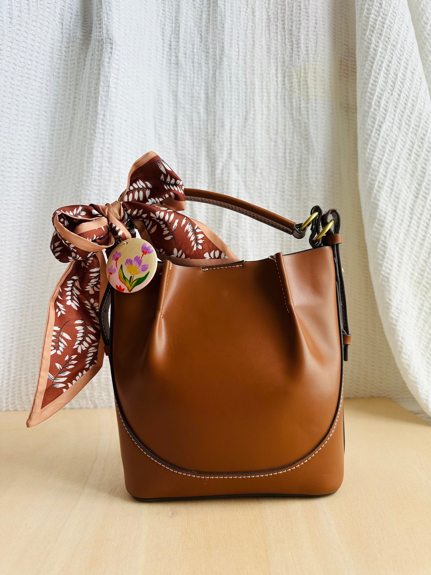 Adorno para bolso hojitas marrones.