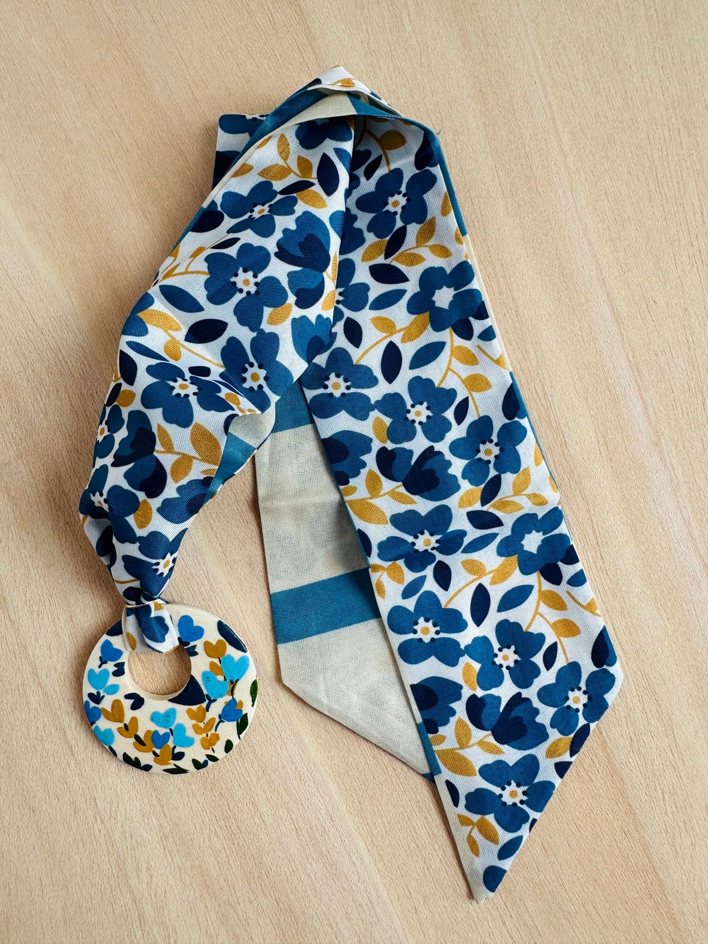 Adorno para bolso flores azules (con agujero).