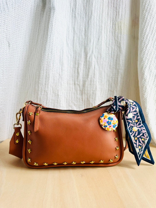 Adorno para bolso azul oscuro.