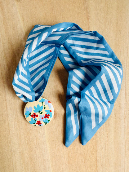 Adorno para bolso rayas azul celeste.
